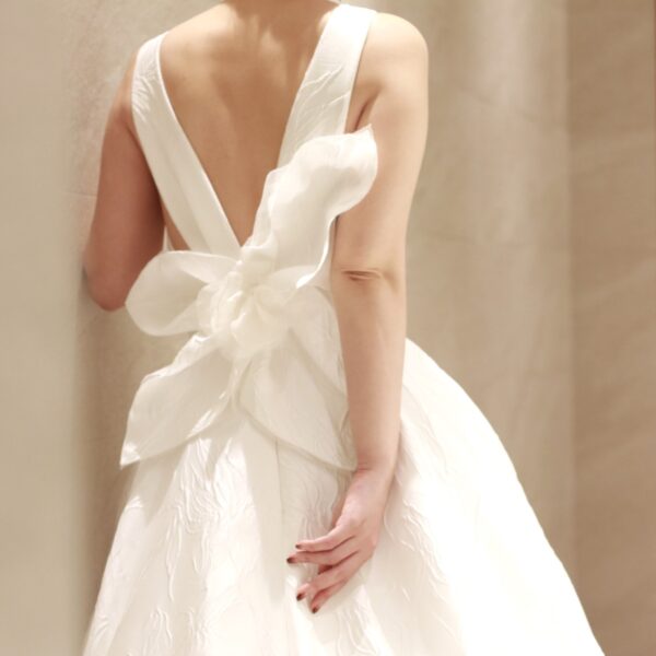 バックスタイルが美しいAMSALE（アムサーラ）の新作ウェディングドレスのご紹介