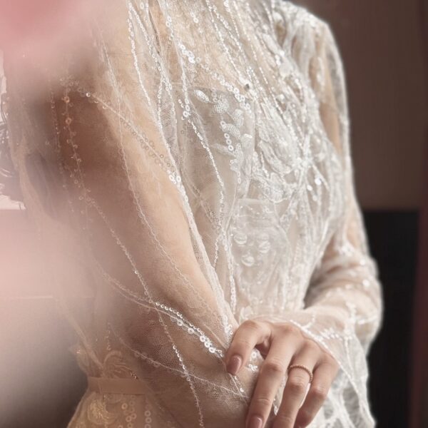 ビジューのきらめきが美しいMira Zwillinger（ミラ ズウィリンガー）のウェディングドレスのご紹介