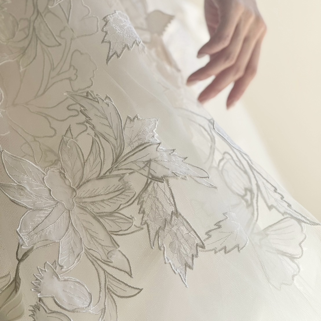 オスカーデラレンタの繊細な技術で施された異素材のモチーフが美しさと奥行きを感じさせ、圧倒的な存在感を放つウェディングドレス