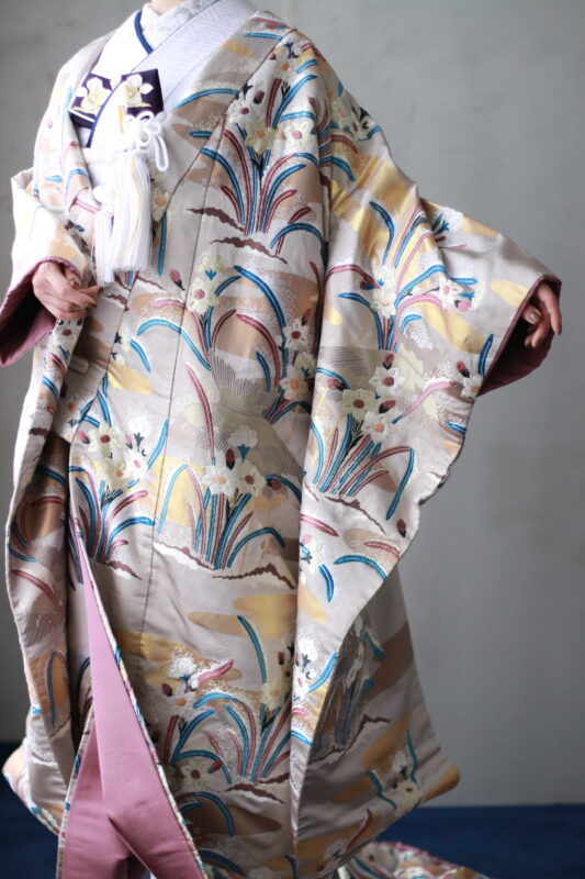 上品な色使いが美しい雪持ち水仙の色打掛