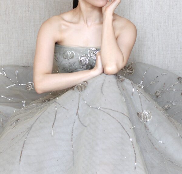 華やかなスパンコールが目を惹くReem Acra （リーム アクラ）のカラードレス