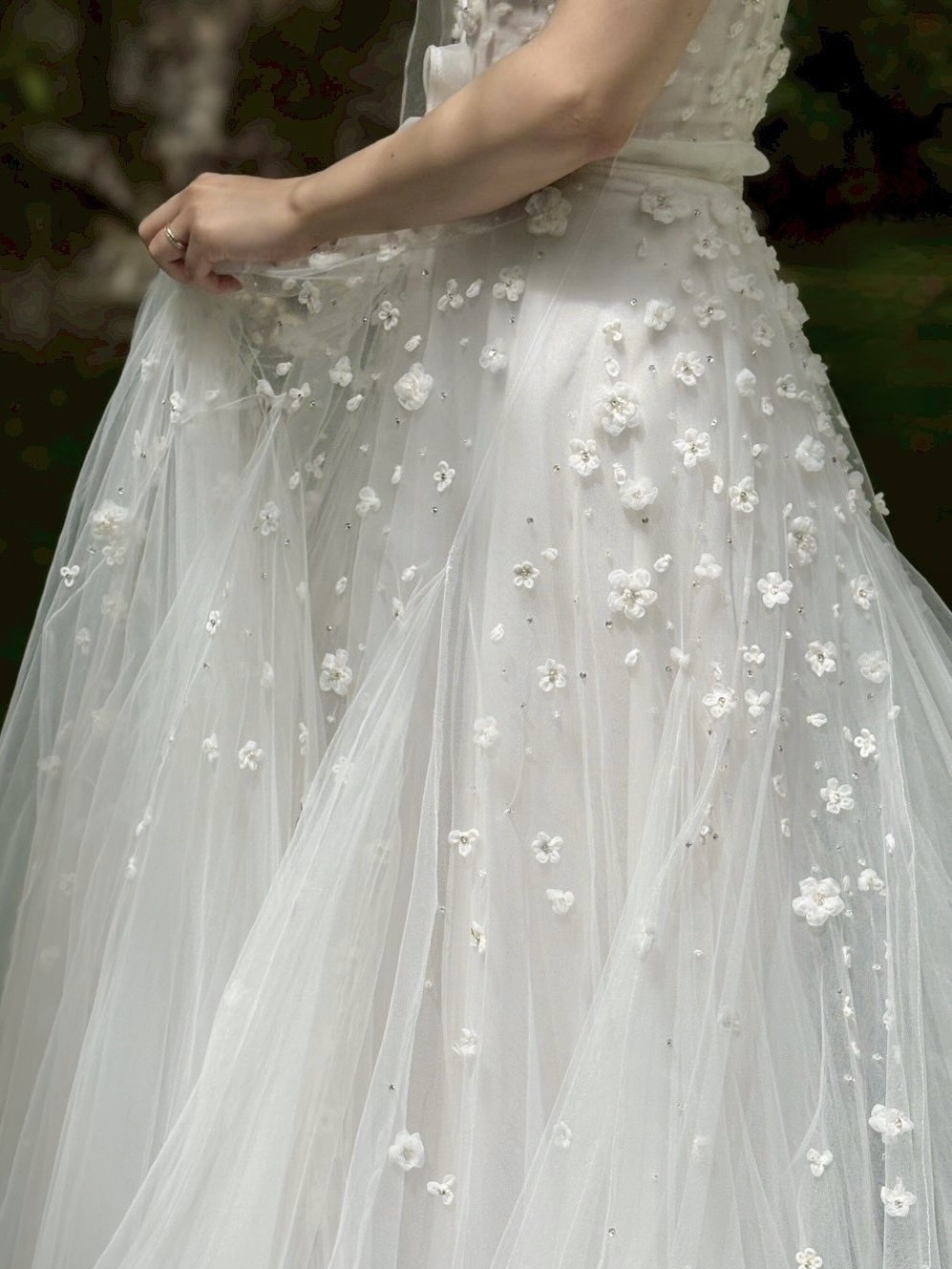 ザ トリートドレッシングよりチュールの透明感が美しいリズ マルチネスのウェディングドレスをご紹介いたします。