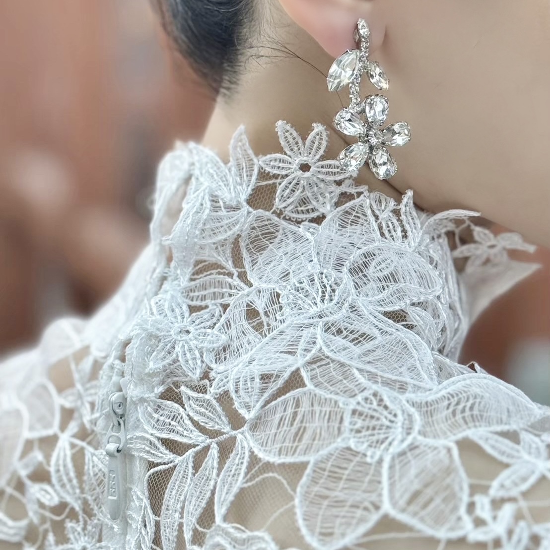 スタンドカラーがクラシカルな印象を与えるレースの美しいウェディングドレス