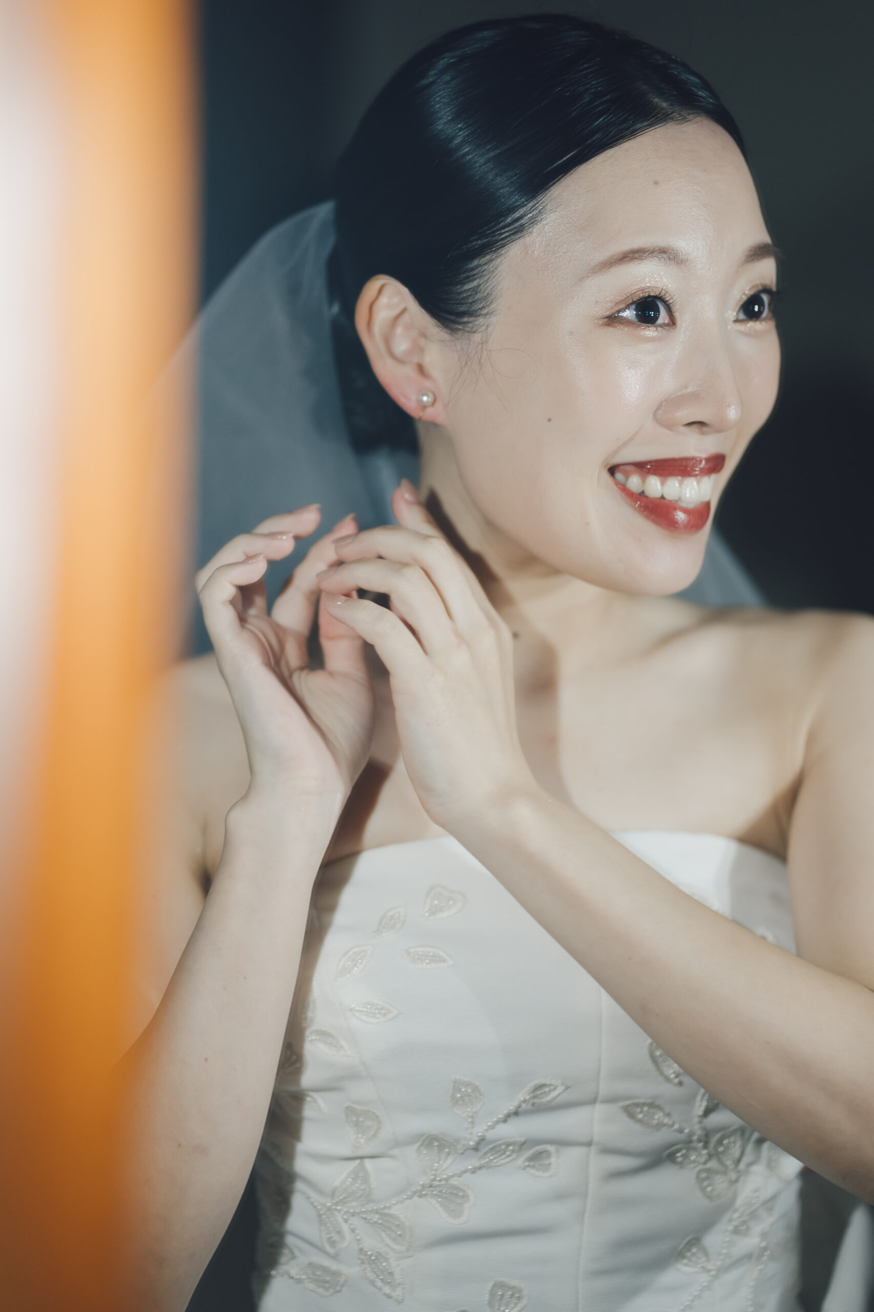 花嫁が内に秘めた自身のオーラで輝くことができるエナウラのウェディングドレス