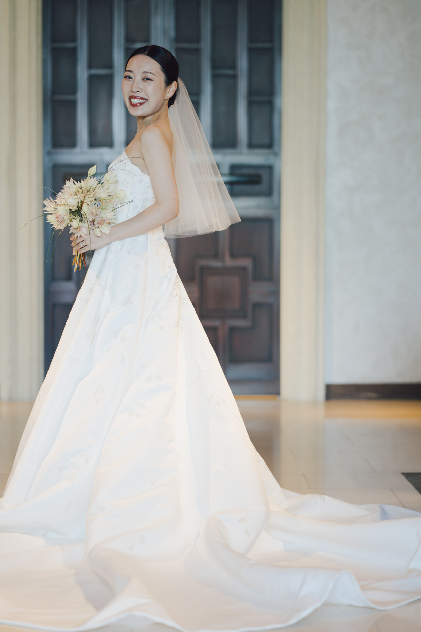 特別な一日に身に纏う衣裳としてセレクトいただいたのは、日本初上陸のブランドENAURA（エナウラ）のウェディングドレス