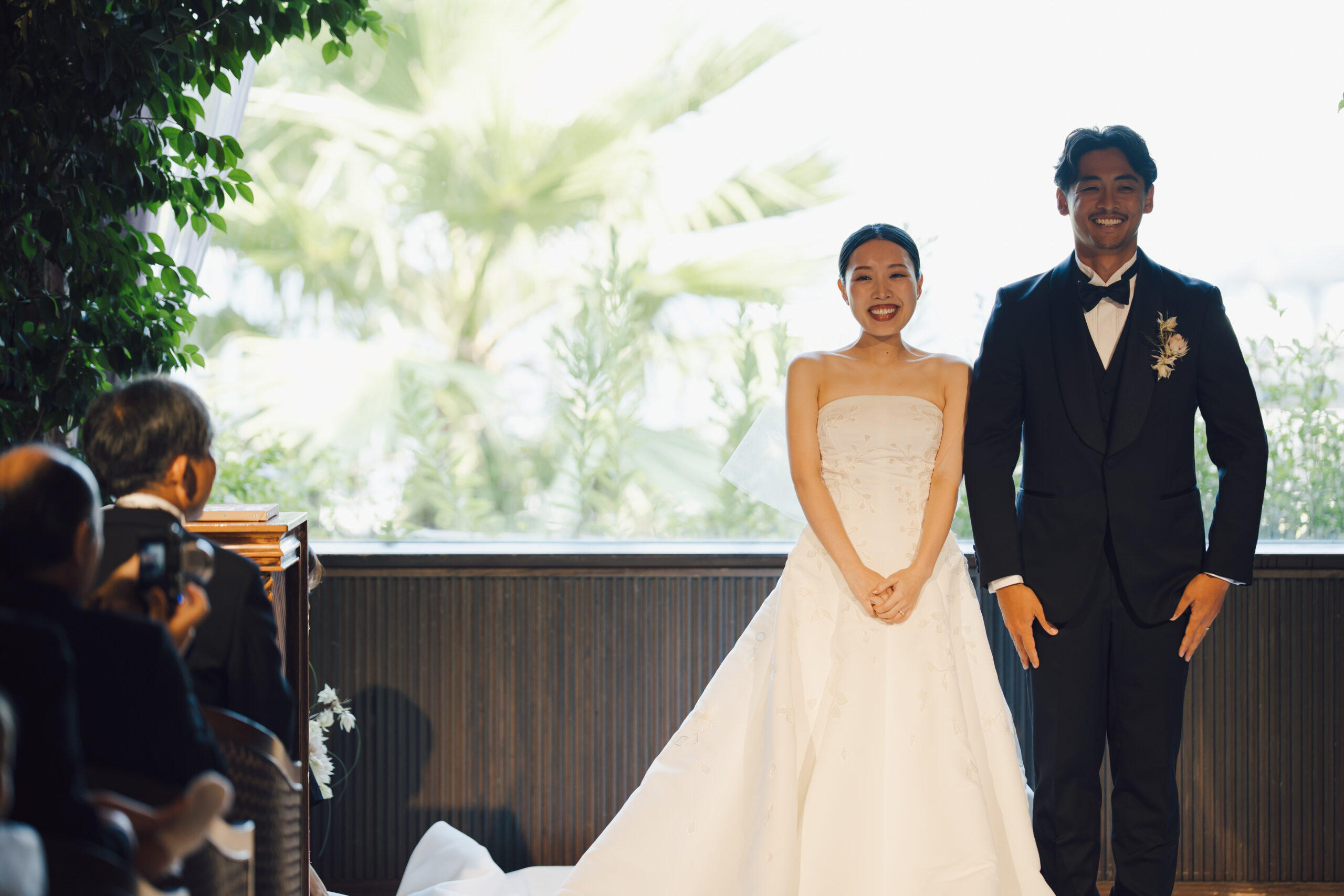 緑と海を見渡すことができるザ ルイガンズ スパ＆リゾートのチャペルはお二人の笑顔を自然と引き出します