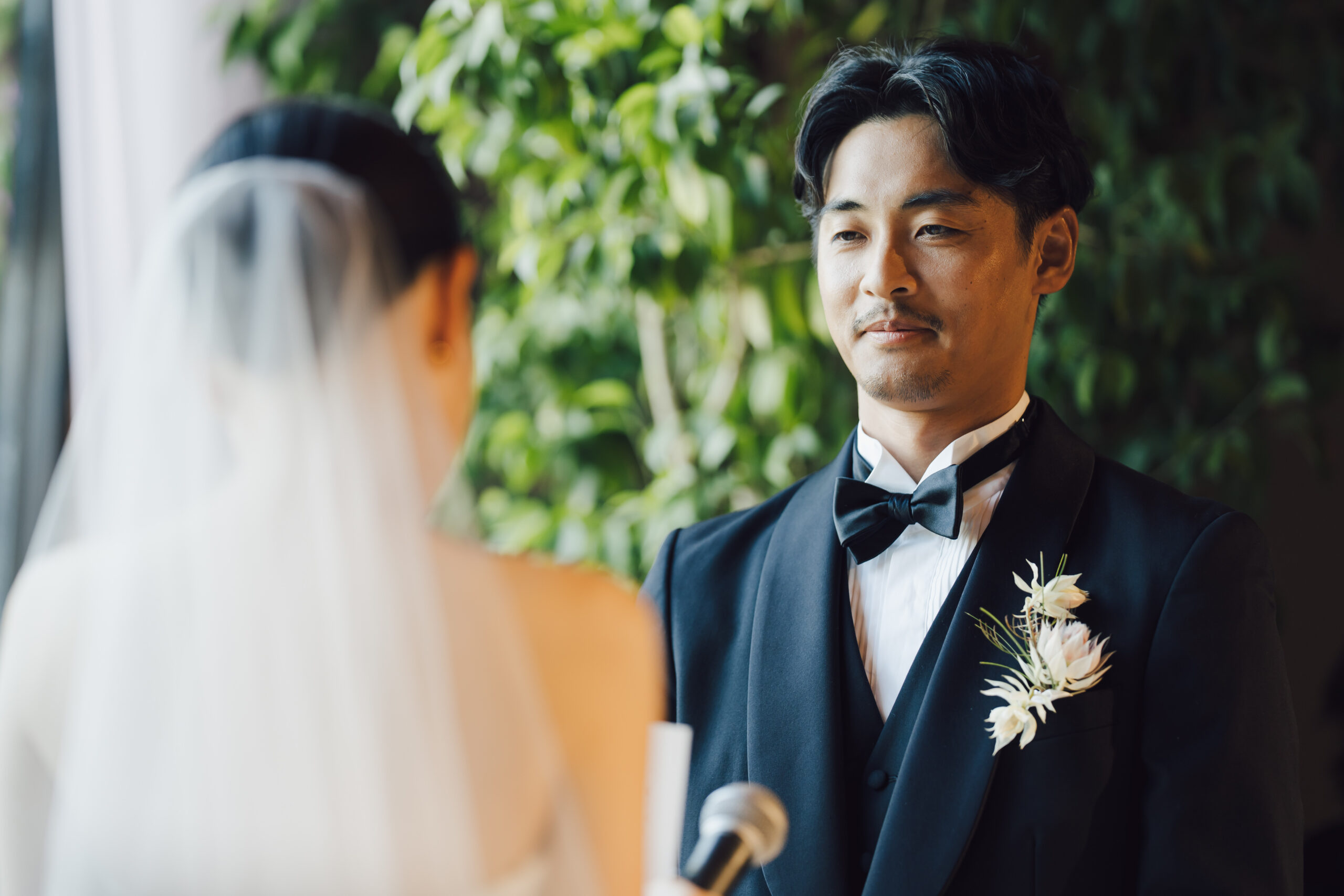 挙式ではベストで引き締まった印象に魅せるご新郎様