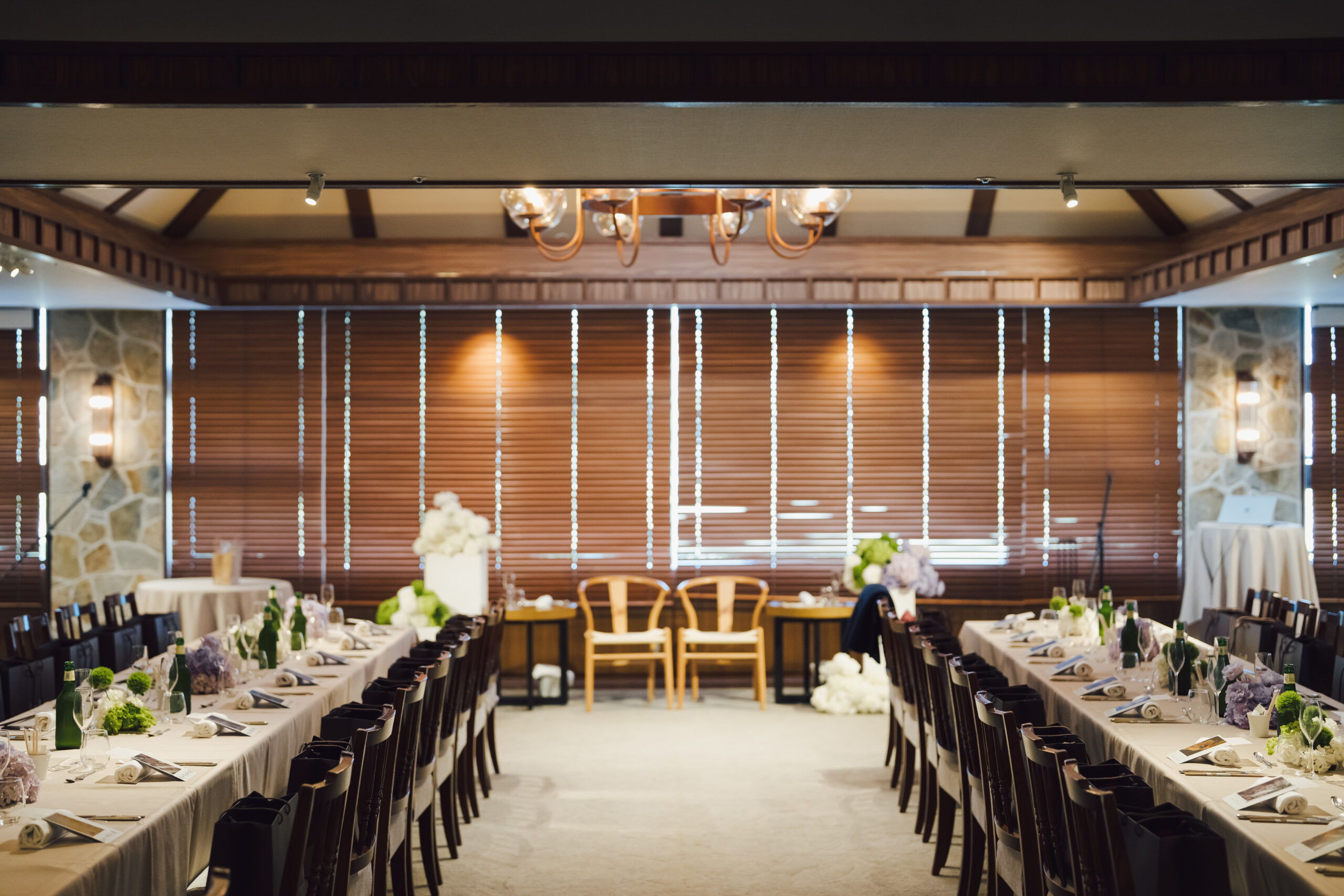 中央には、流しのテーブルを２列創り、お二人ならではのひとひねり加えたお洒落なレイアウトに