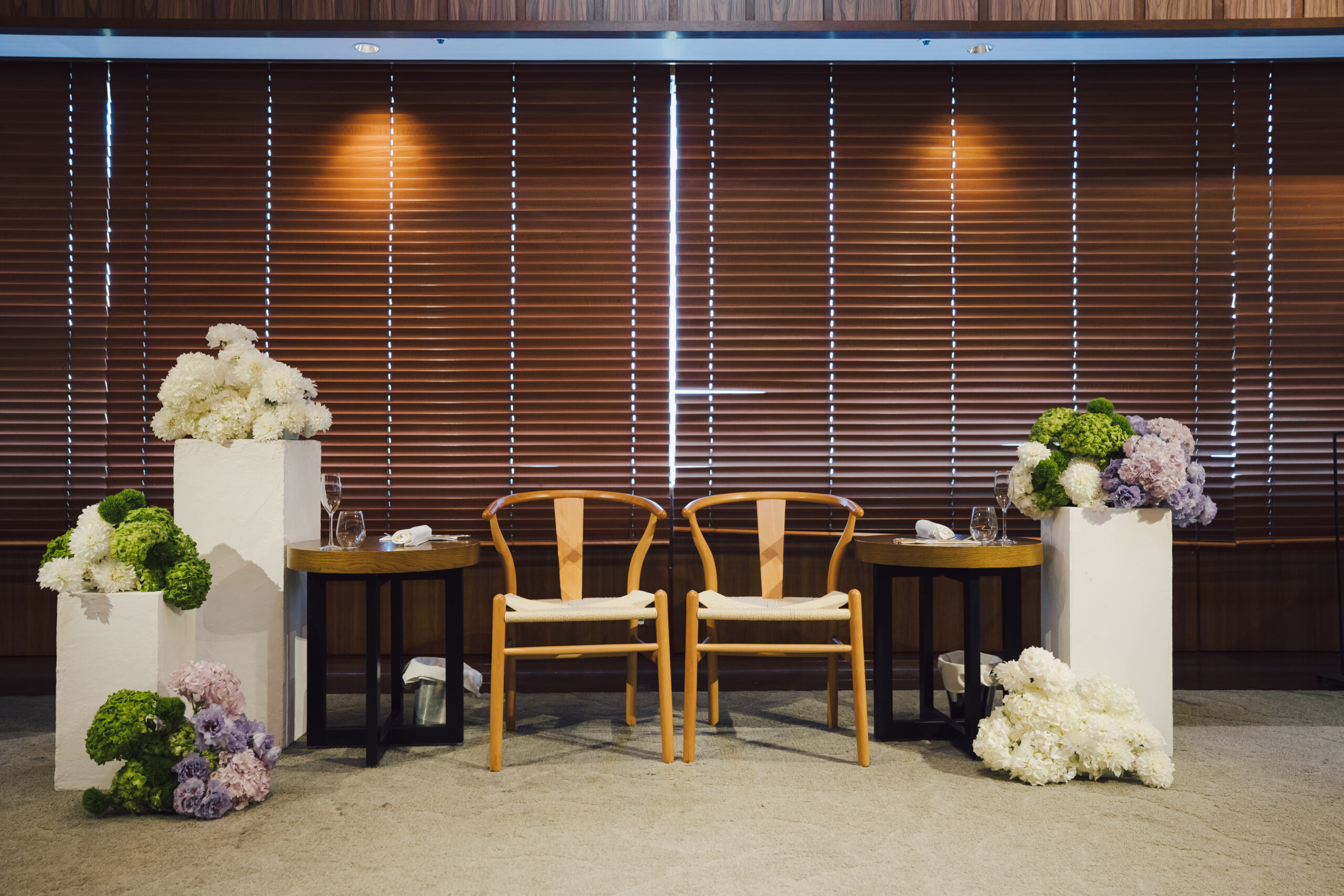 ソファ席ではなく、あえてこだわり抜いたチェアのメインテーブルの周りの装花も落ち着きのある色味でまとめ、この上なく気品がある印象へと仕上がりました。