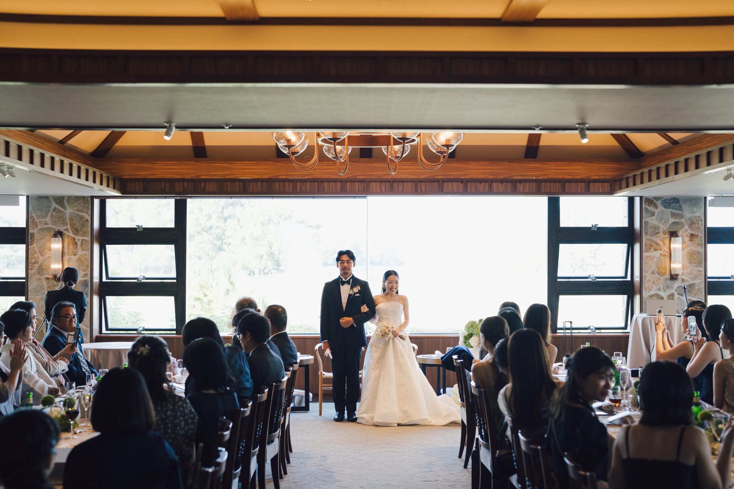 披露宴はザ ルイガンズ スパ＆リゾートならではの、緑と海を見渡すことのできる開放感ある会場で行われました