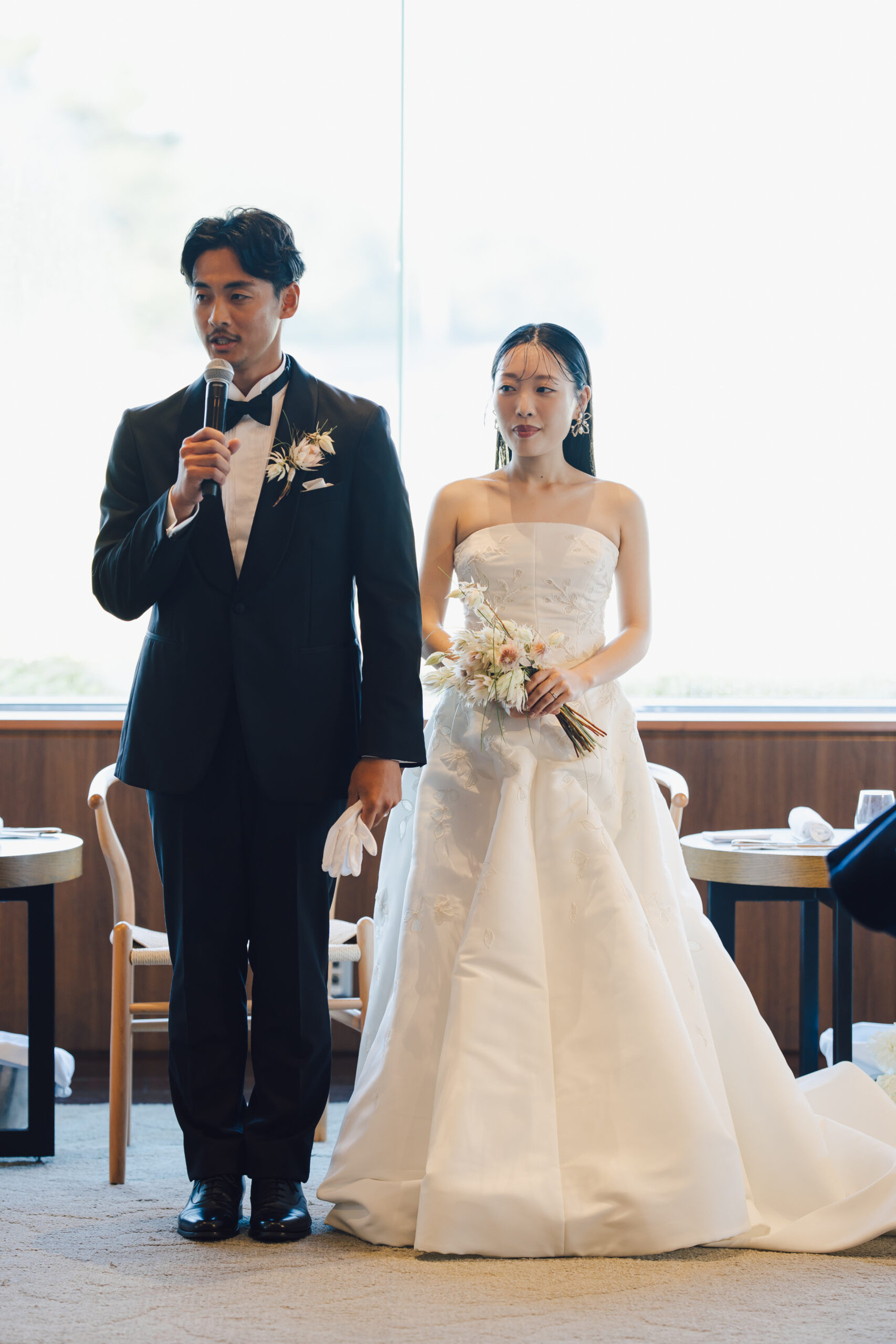 TREAT Gentlemanのショールカラーのブラックタキシードは、より一層新郎様の紳士さを際立たせます