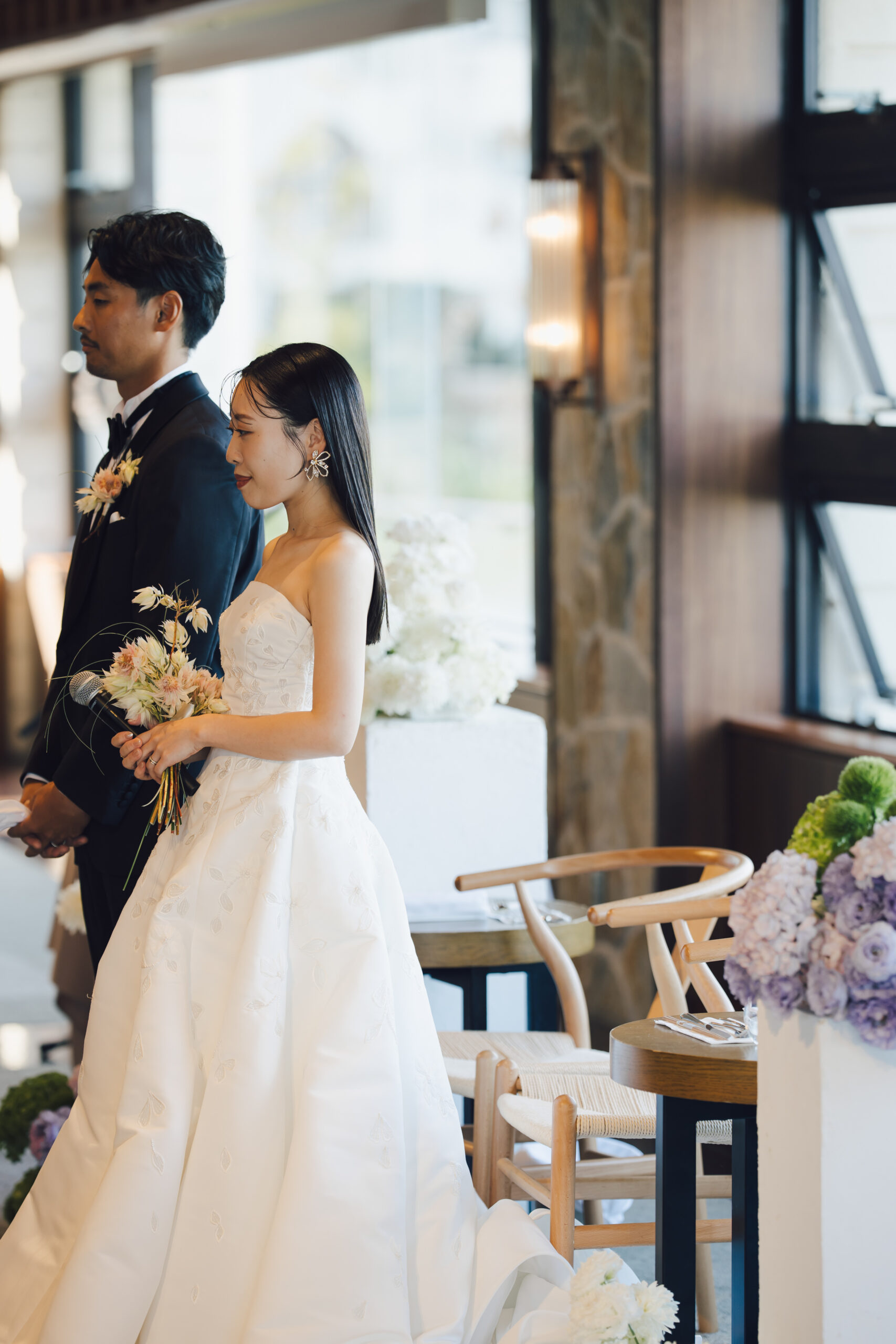 リーフモチーフの装飾がかたどられたエナウラのウェディングドレスがご新婦様の上品な雰囲気をより魅力的にみせます