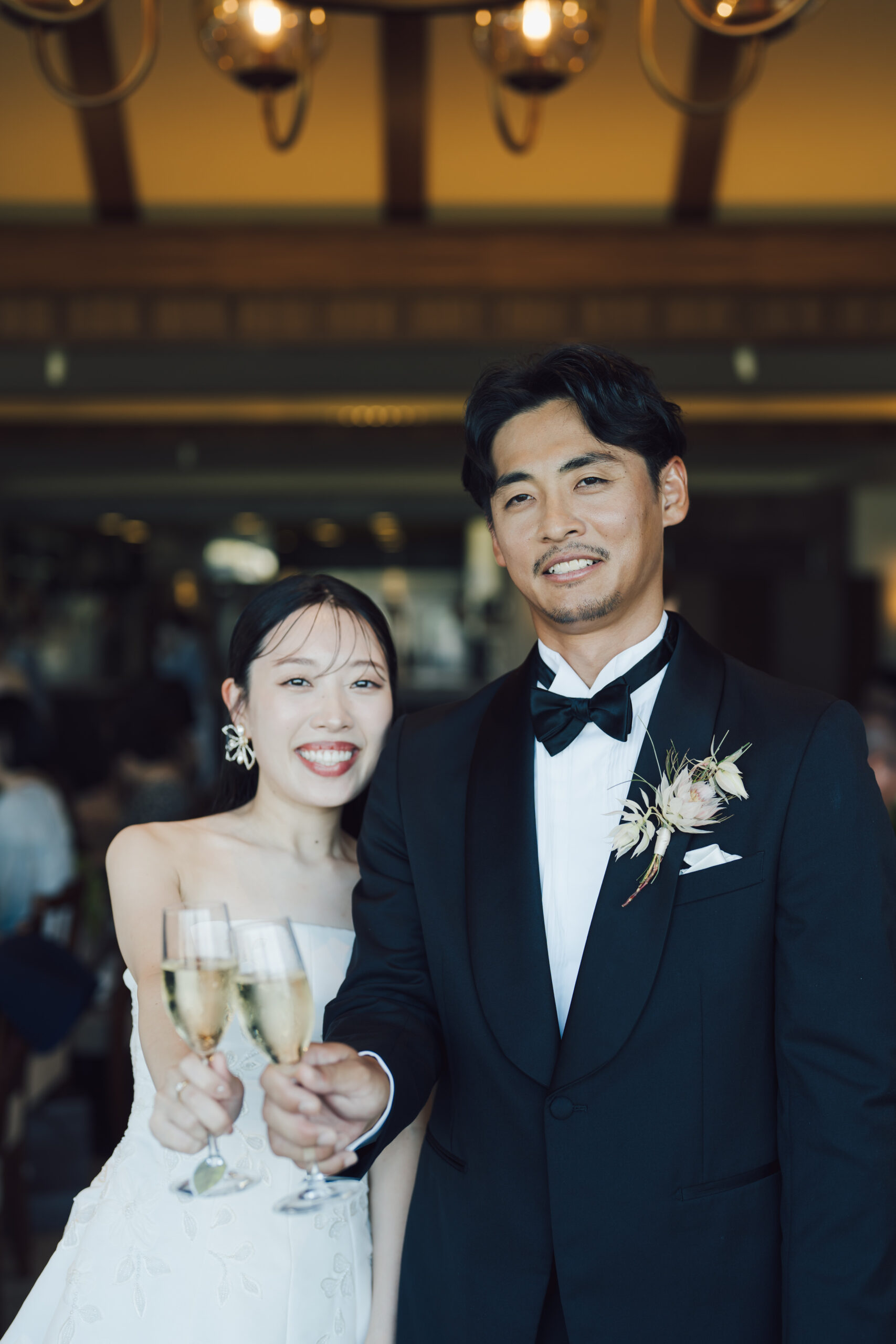 披露宴入場はダウンスタイルで抜け感ある印象にチェンジし、耳元のイヤリングも華やかに合わせました。