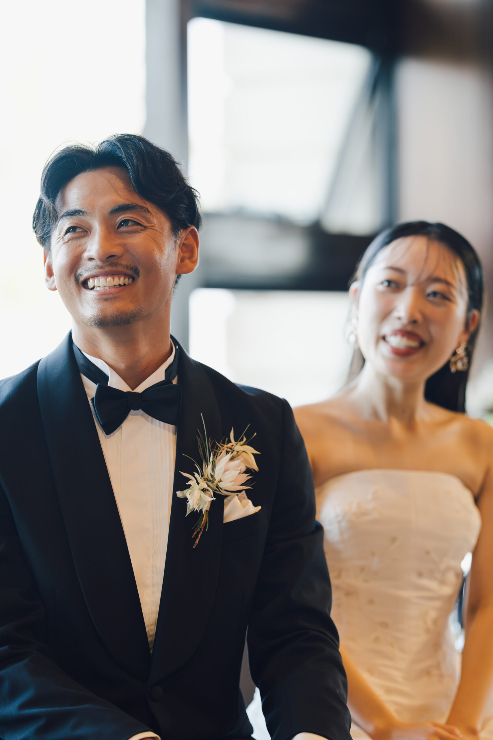 披露宴入場からタキシードはカマーバンドでお召いただき抜け感のある印象に