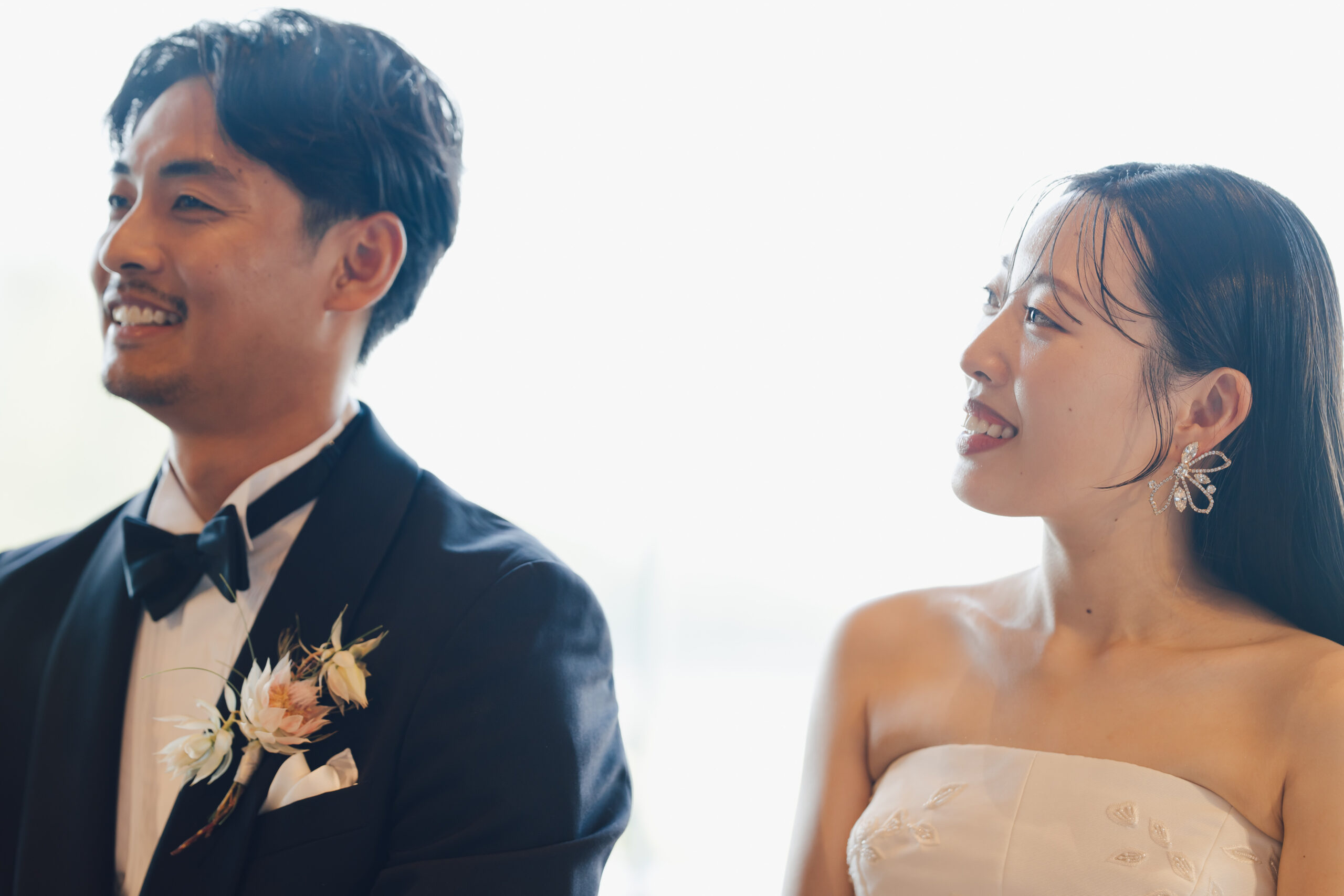 ゴールドとシルバーを重ね合わせたエイビーエリーの新作のイヤリングがお顔を明るく映します