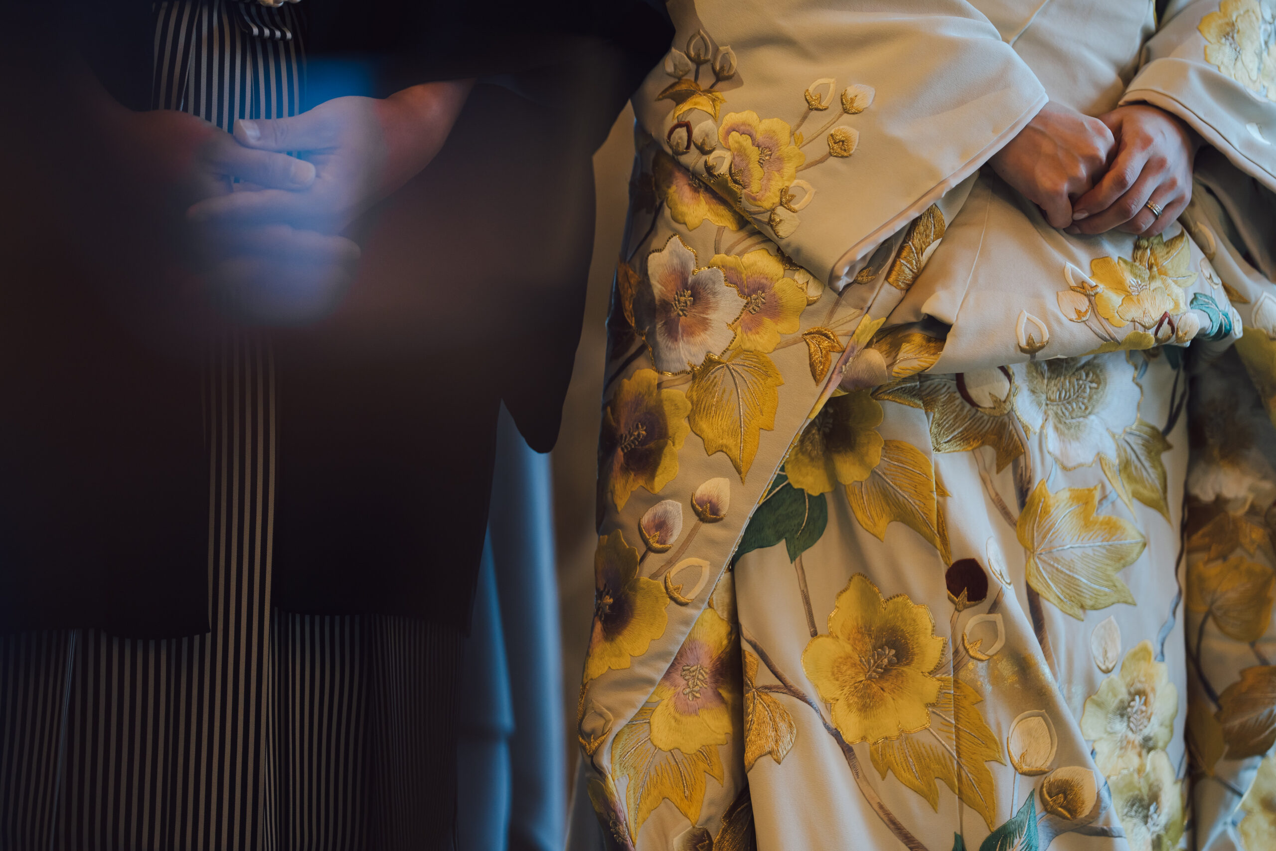 全体に贅沢にあしらわれた黄色を基調とした刺繍がご新婦様の表情をより一層明るく映します