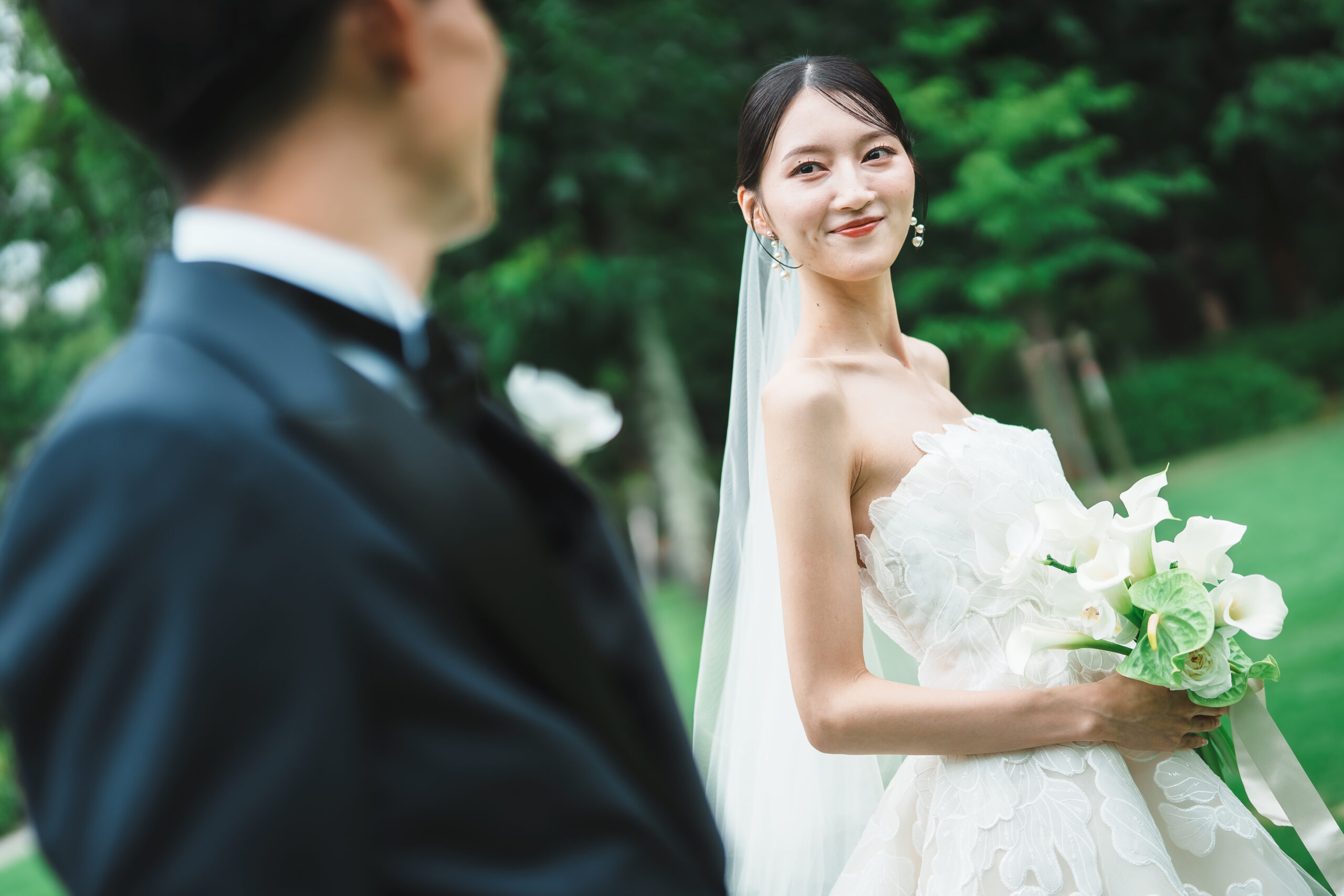 新婦様の上品さをより美しく引き立たせるエリーサーブのウエディングドレス