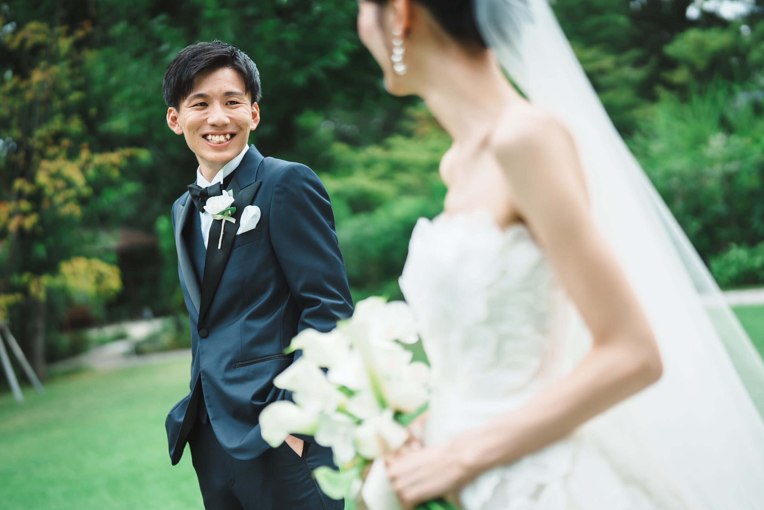 お互いを見つめあうお二人の素敵な笑顔