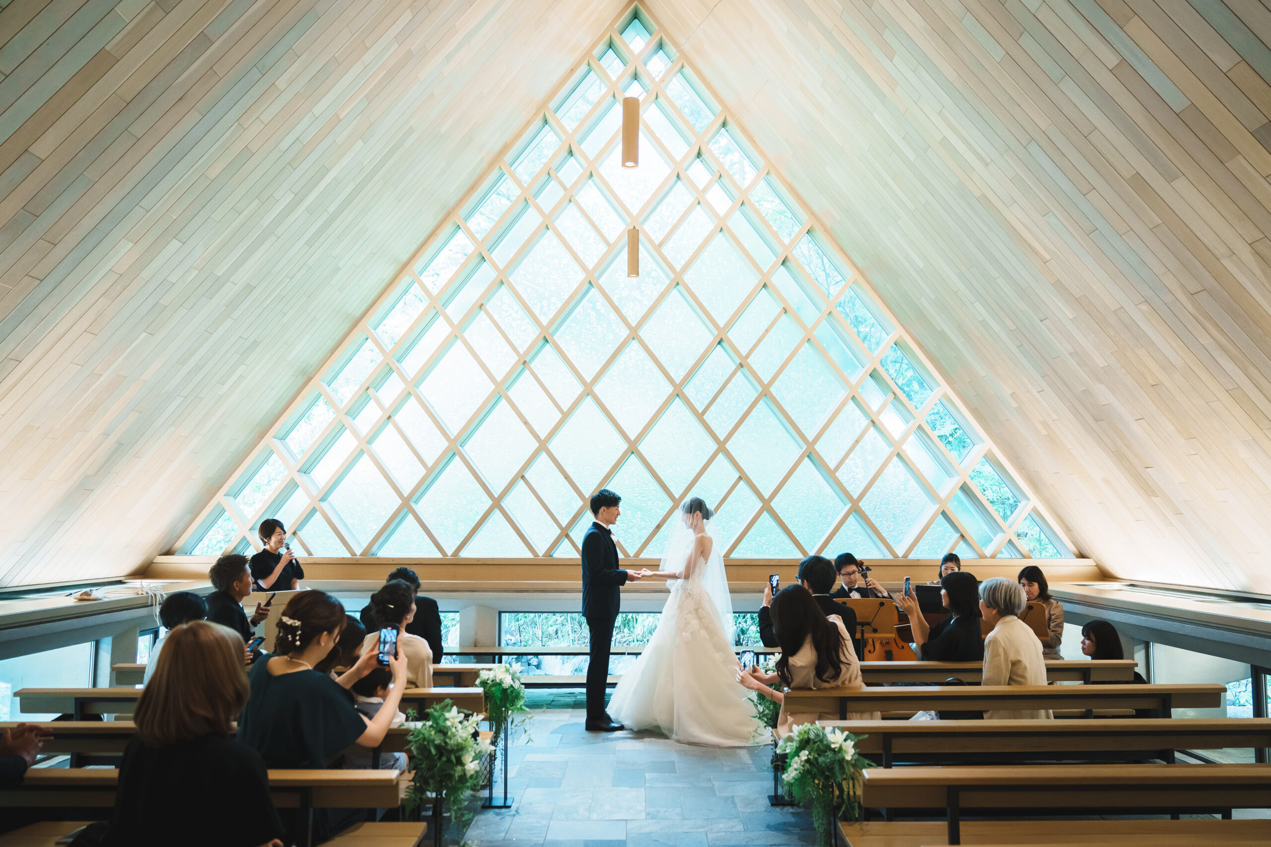 柔らかな光と豊かな自然に溶け合うTHE MUSIC HALL WEST