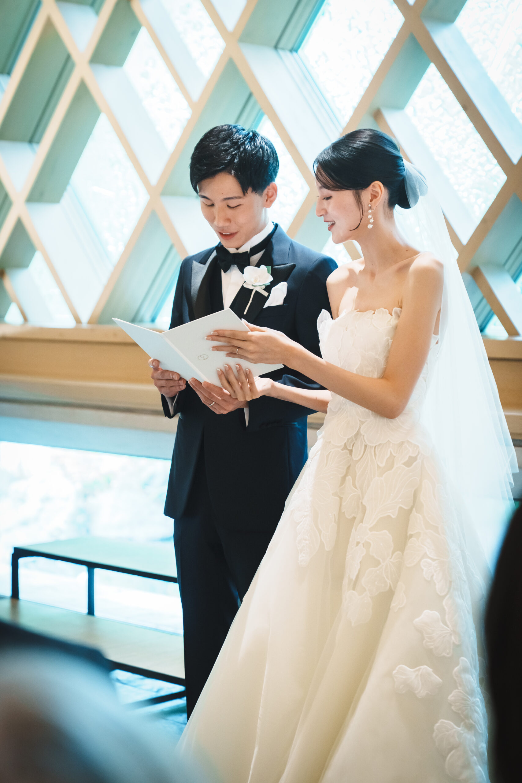 自然光が美しいチャペルで家族に見守られながら行うセレモニー