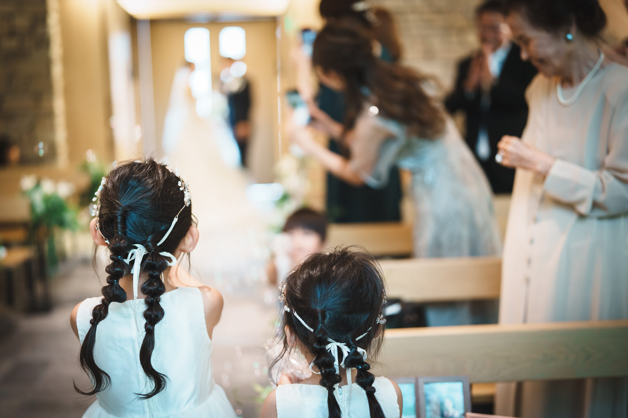 リングガールをつとめた可愛いお二人の後ろ姿