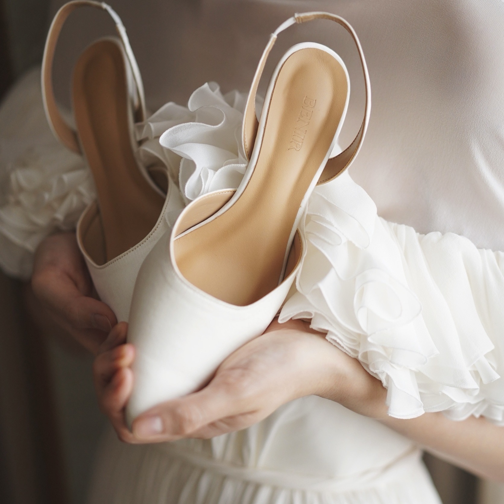 トリートとベニルが贈る、花嫁の足元を彩る特別なウェディングシューズ