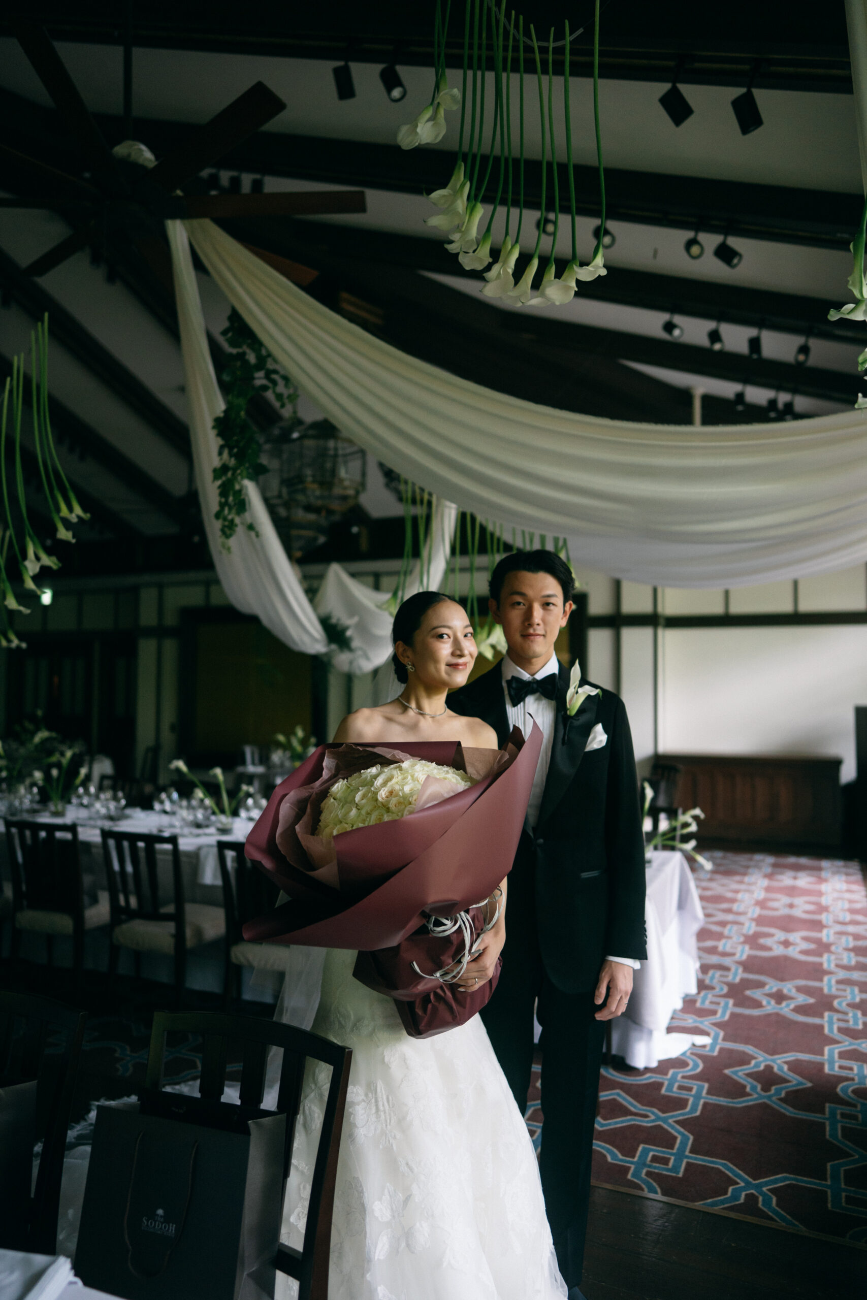 ボルドーがシックな印象を演出するヒガシヤマの披露宴会場は、ザ ソウドウ 東山 京都のメインパーティー会場です。