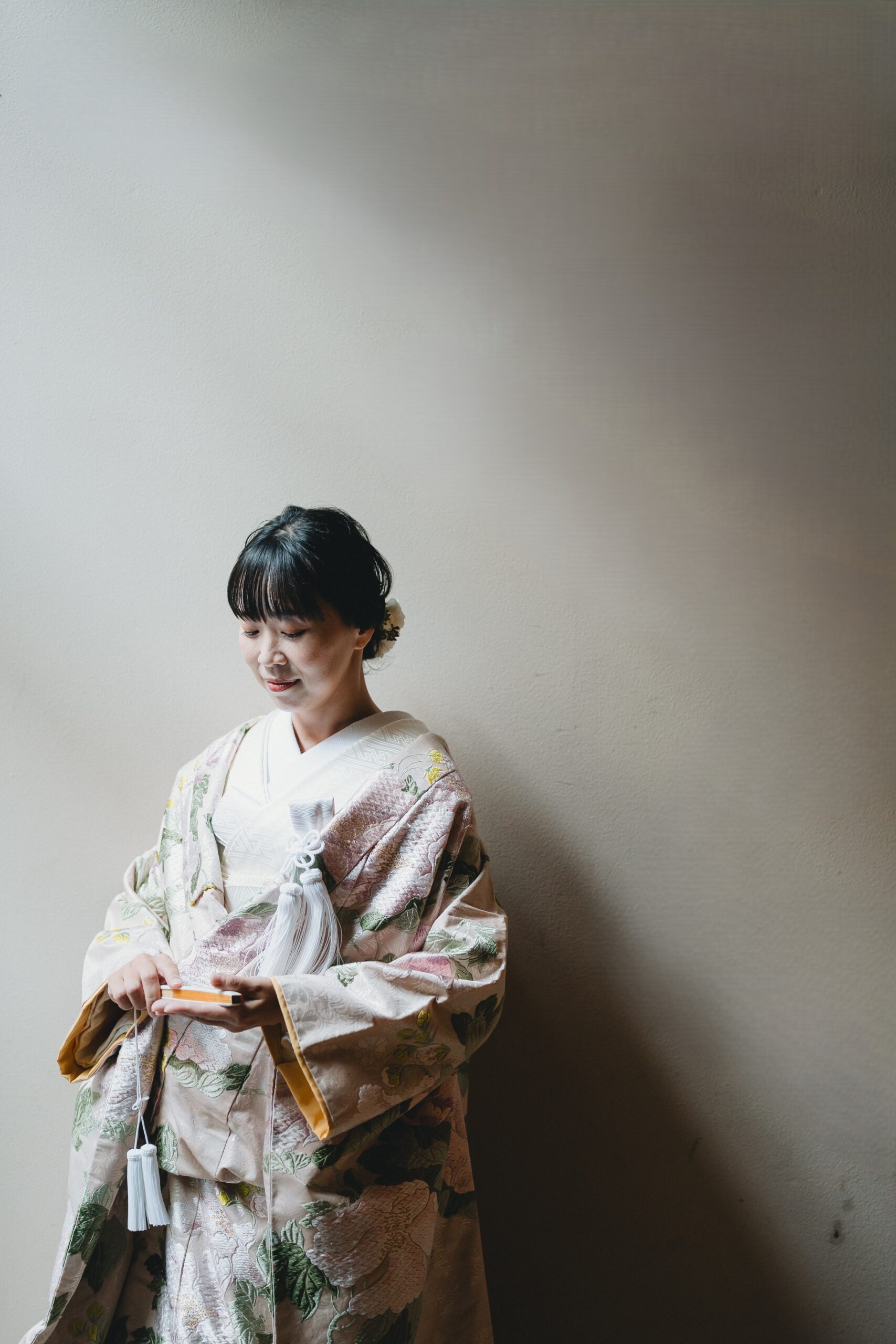 ご新婦さまのセレクトされた色打掛のお写真。芙蓉の花、コスモス、アワグリーンが描かれた、TREAT（トリート）らしい多幸感溢れる一着。