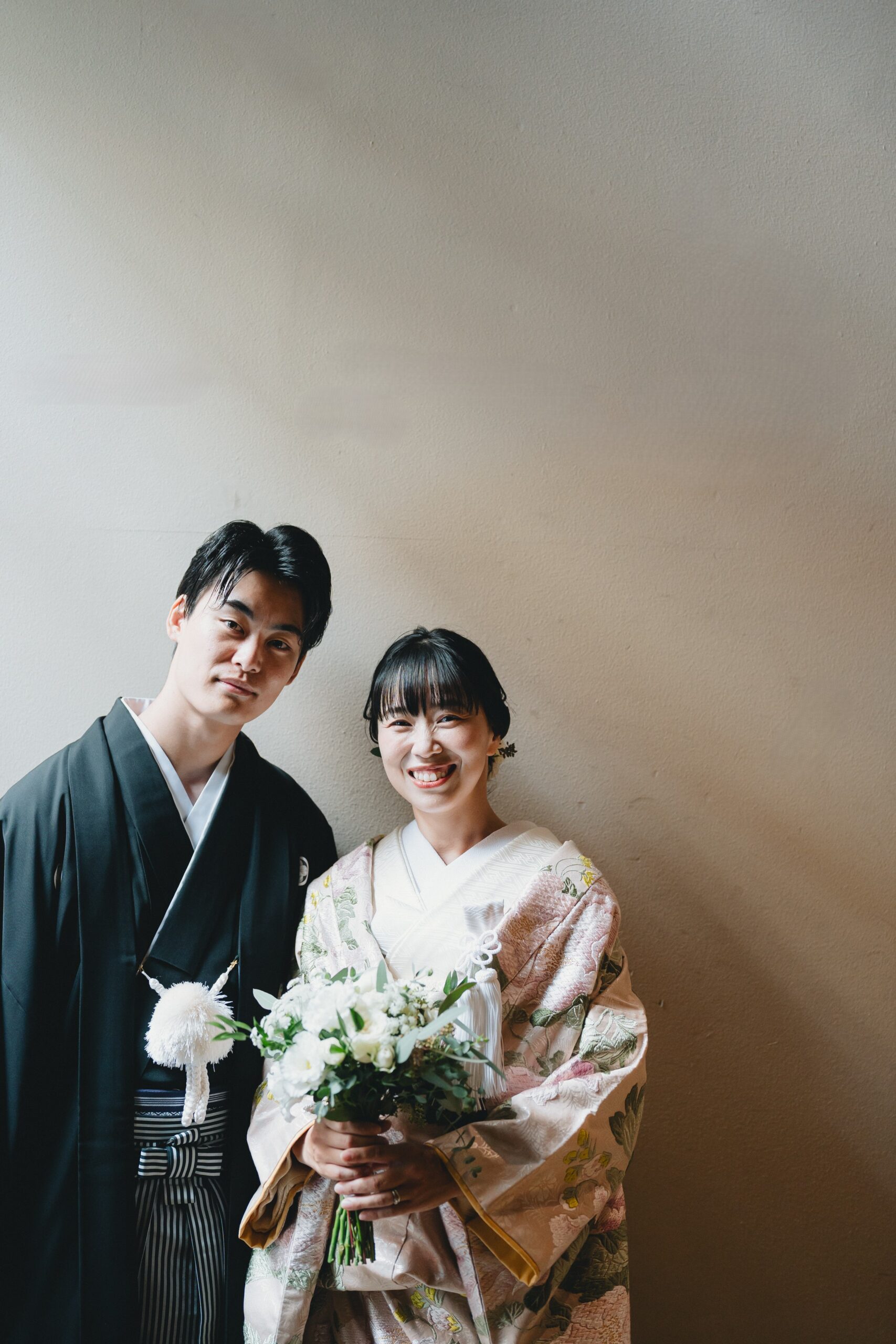 色打掛と黒羽二重をお召頂いた、ご新郎様、ご新婦様お二人の前撮りでのワンショット。