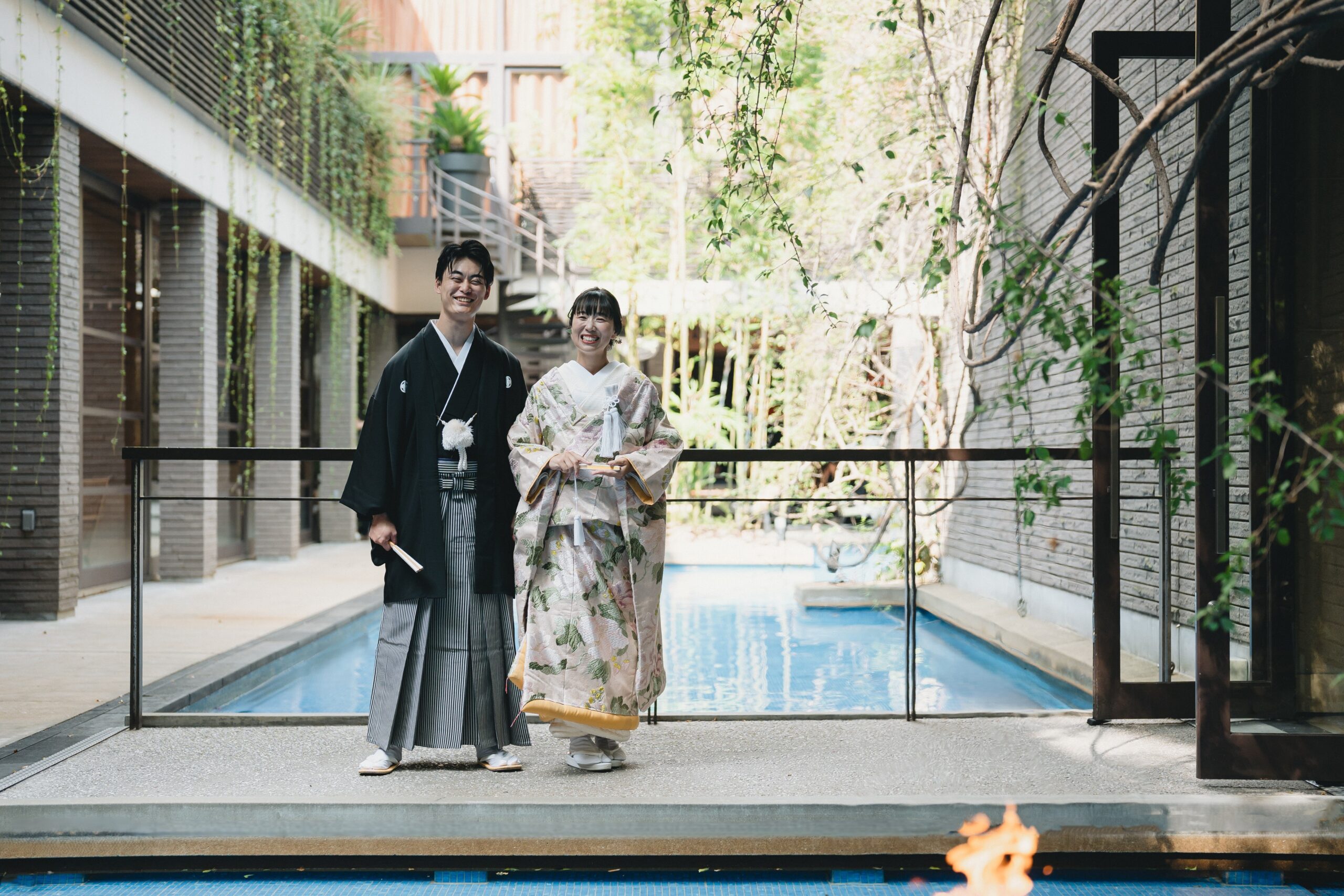 芙蓉の花の色打掛を見に纏い過ごした、和装前撮りのご様子。ウィズ ザ スタイル フクオカのプールサイドでのお写真