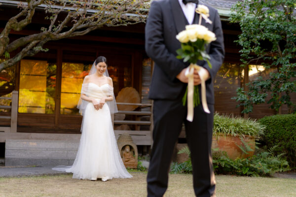 オフショルダーの上品なスレンダーラインのドレスで行うファーストミート