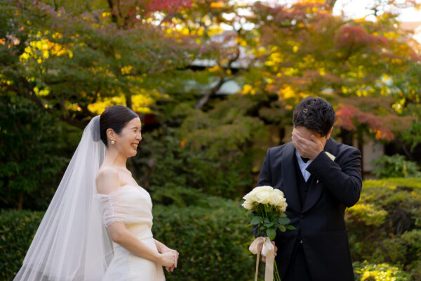 オフショルダーが肩周りを美しく魅せるチュールのウェディングドレス