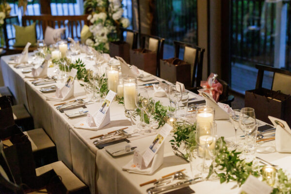 キャンドルを使ったゲストテーブルのナチュラルなコーディネート