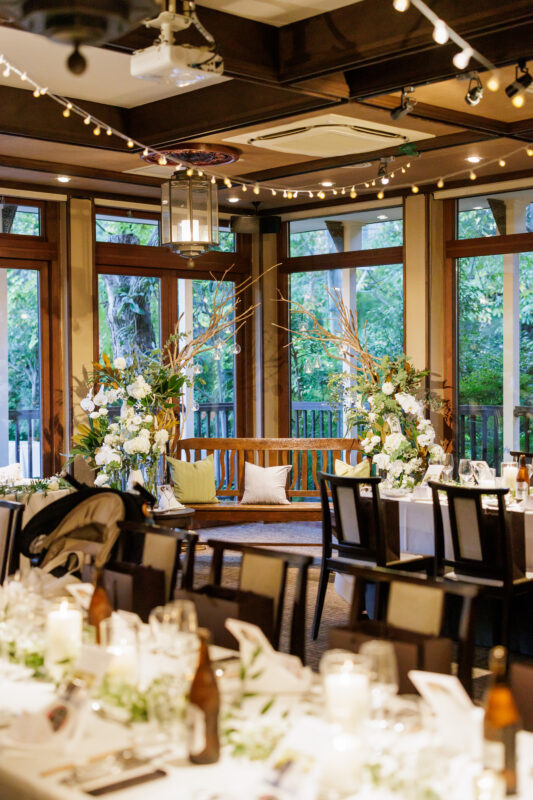 ナイトパーティーに映えるライトと白と緑のお花を使ったおしゃれなソファ席のコーディネート