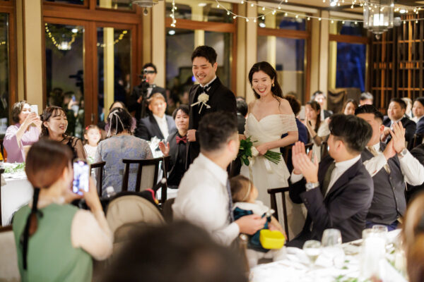 披露宴からダウンヘアにゴールドアクセサリーでリラックス感のあるコーディネートに