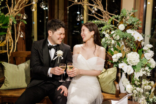 ナイトパーティーではダウンヘアでリラックス感のあるコーディネートに