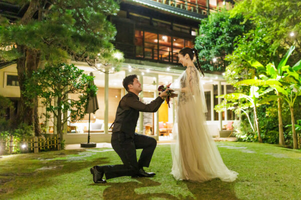 ベージュカラーのおしゃれなスレンダーラインのカラードレスで魅せる夜の撮影