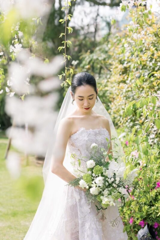 心から愛せる一着、オスカー デ ラ レンタのドレスで叶える洗練されたウェディングスタイル