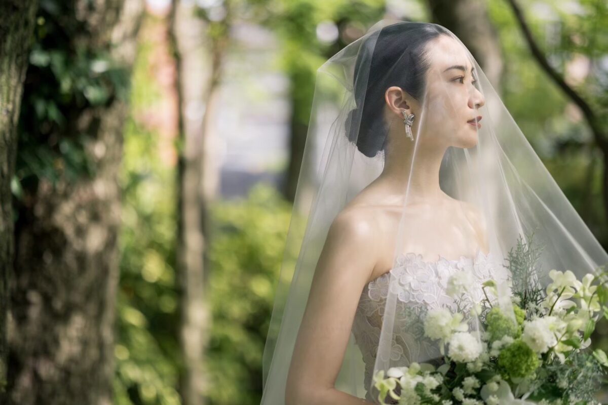 四季折々の自然を感じることのできる庭園とモダンで温かみのある会場に映えるオスカーデラレンタのウェディングドレス