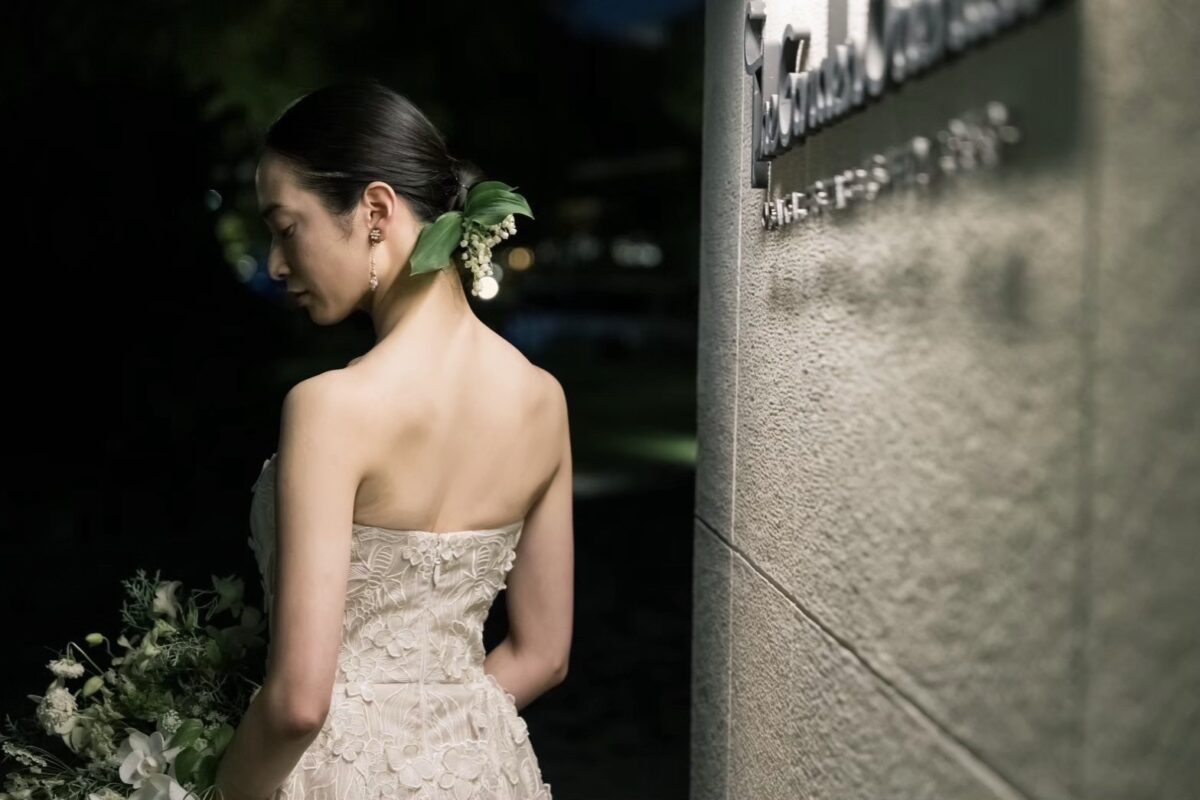 ナイトパーティにお勧めしたい透け感と立体的なレースが美しいオスカーデラレンタのウェディングドレス