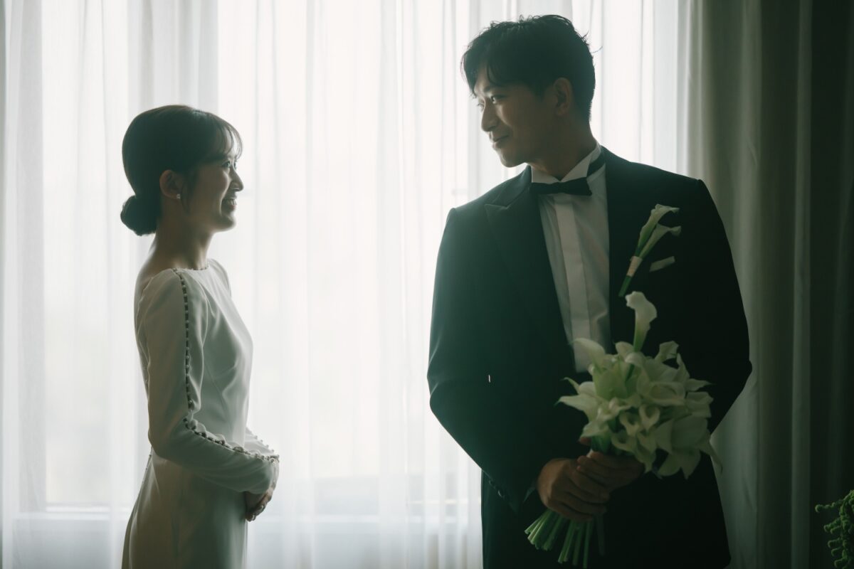 結婚式というお二人のこだわりが溢れる一日に花嫁様がセレクトしたのは東京のお洒落な花嫁様に人気のトリートのウェディングドレスでした