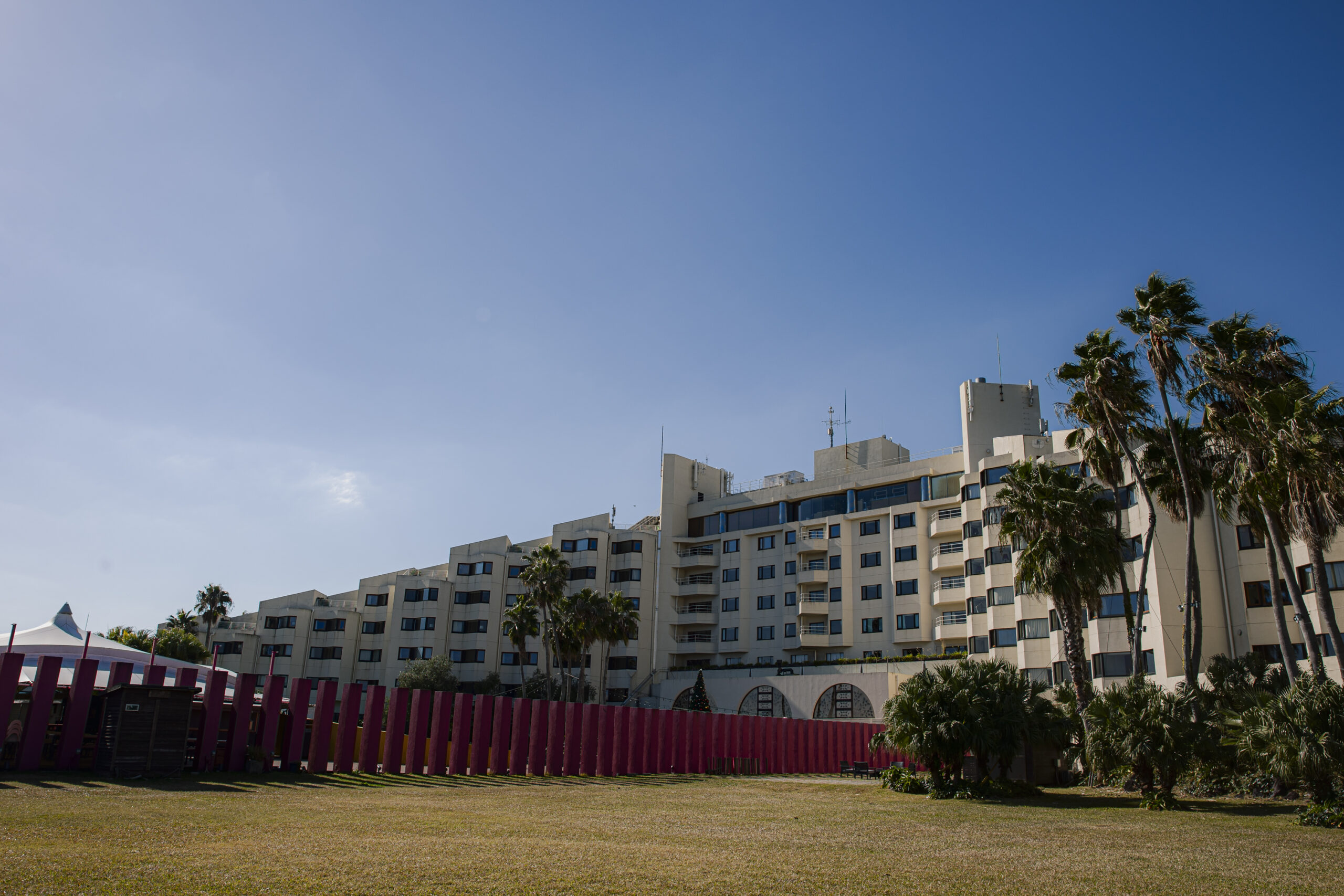 ザ ルイガンズ スパ＆リゾートの外観。広大な緑と地平線までのびる海。 まるで、海外のリゾート地を訪れたかの様な気分を味わえる。