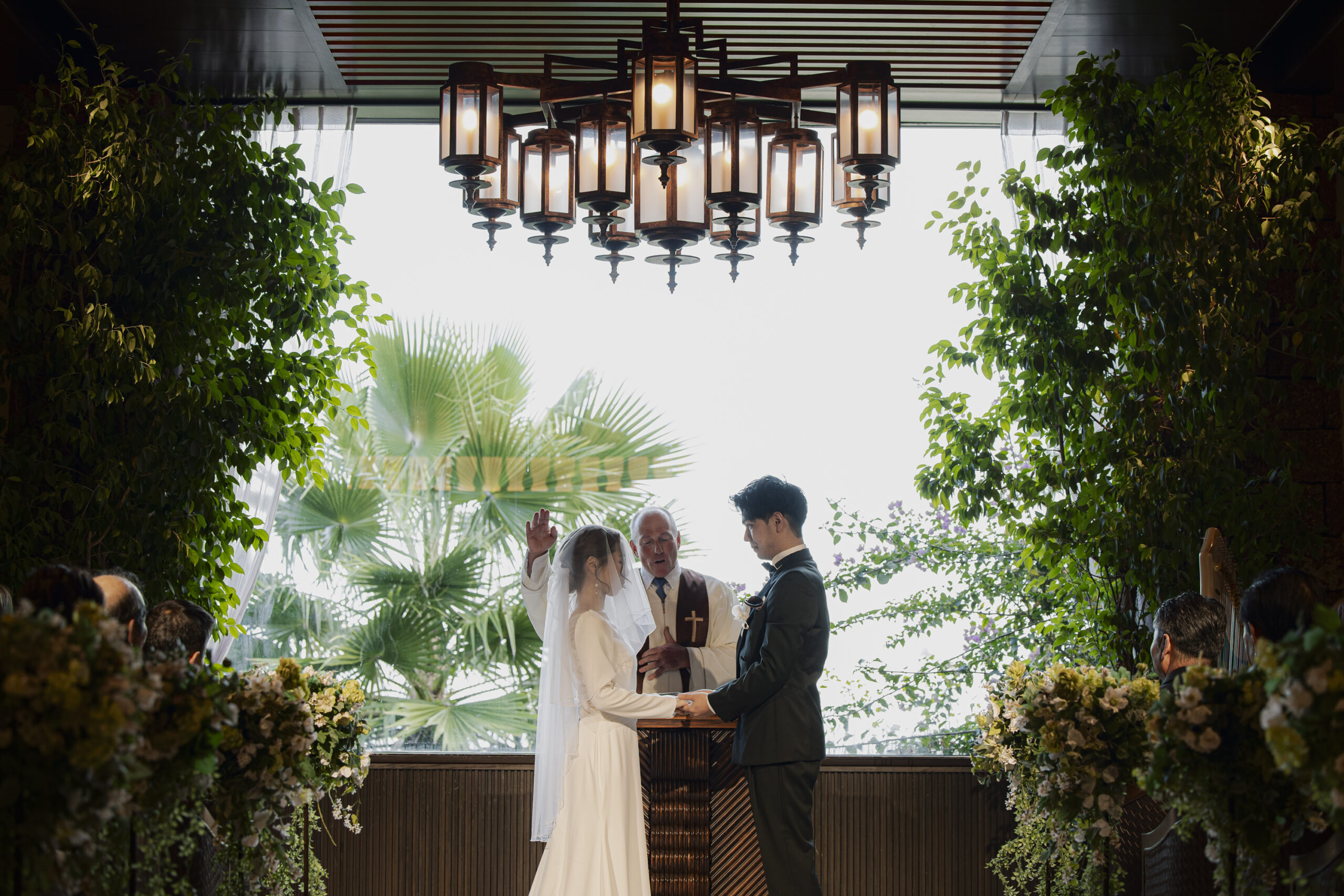 ザ ルイガンズ スパ＆リゾートのチャペルにてお二人手を取り合い誓い合うワンシーン