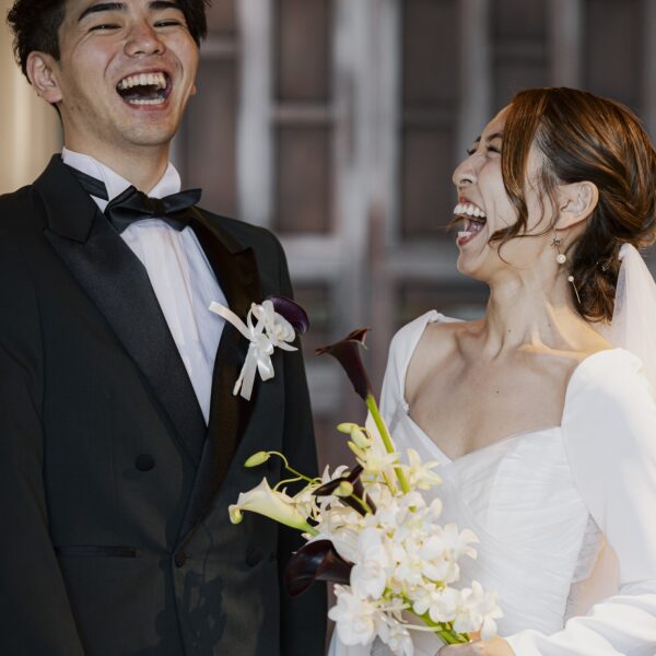 スレンダーラインのウェディングドレスと色打掛で叶える冬の結婚式