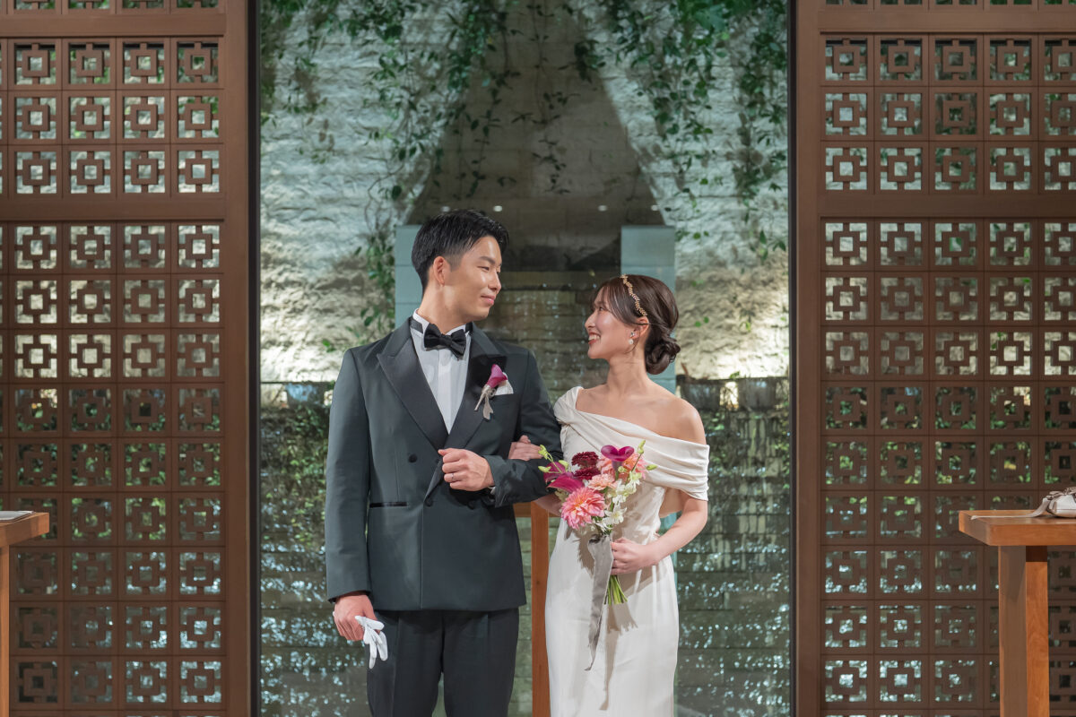 ウィズザスタイルのチャペルでフォトウェディングをしているお二人の姿。