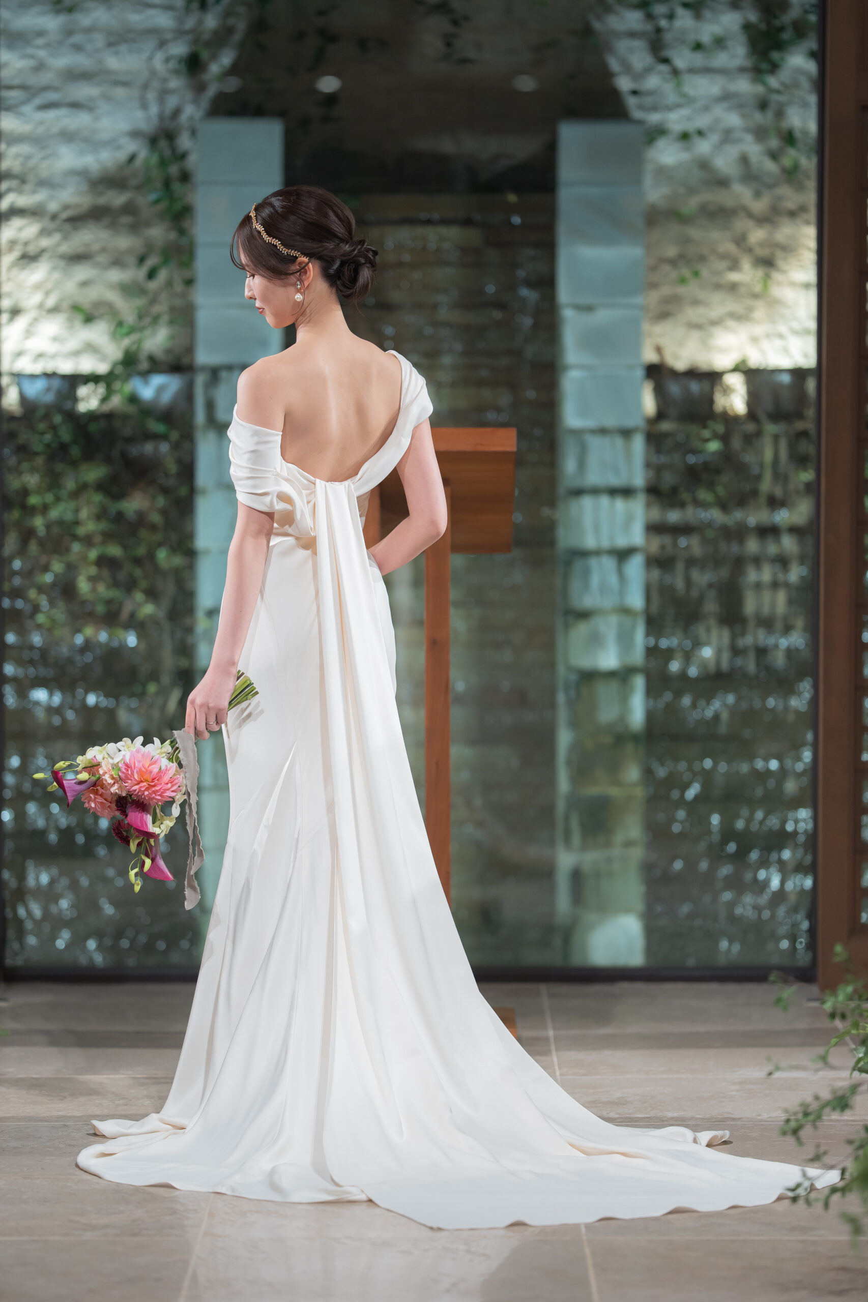 モニーク ルイリエのウェディングドレスのコーディネート。 耳元には、一粒で美しく輝くイヤリングを添えて可憐な印象に。   ヘッドパーツは、華美になりすぎない華奢なものをセレクトいたしました。