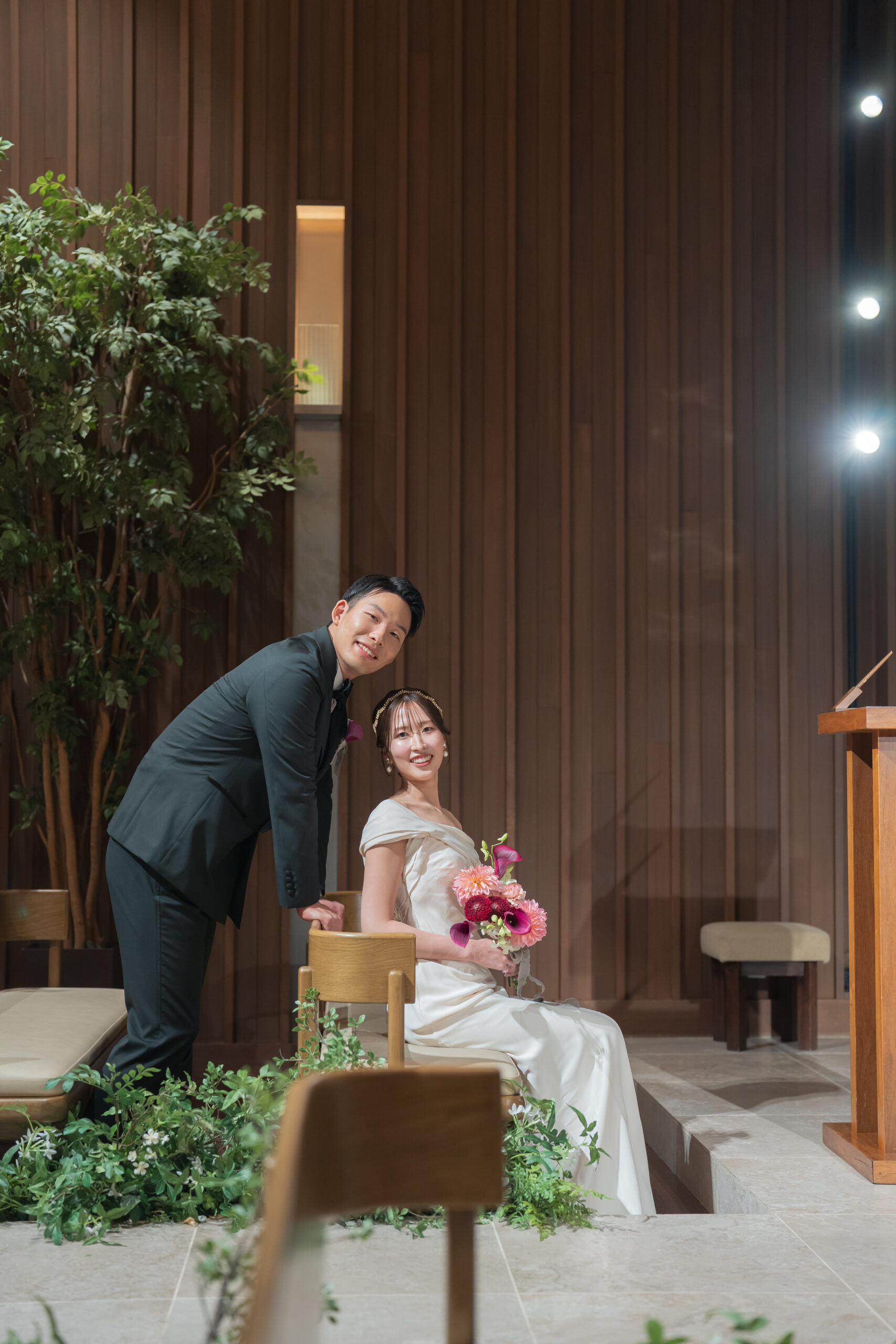 ウィズザスタイルのチャペルでフォトウェディングをしている新郎新婦。