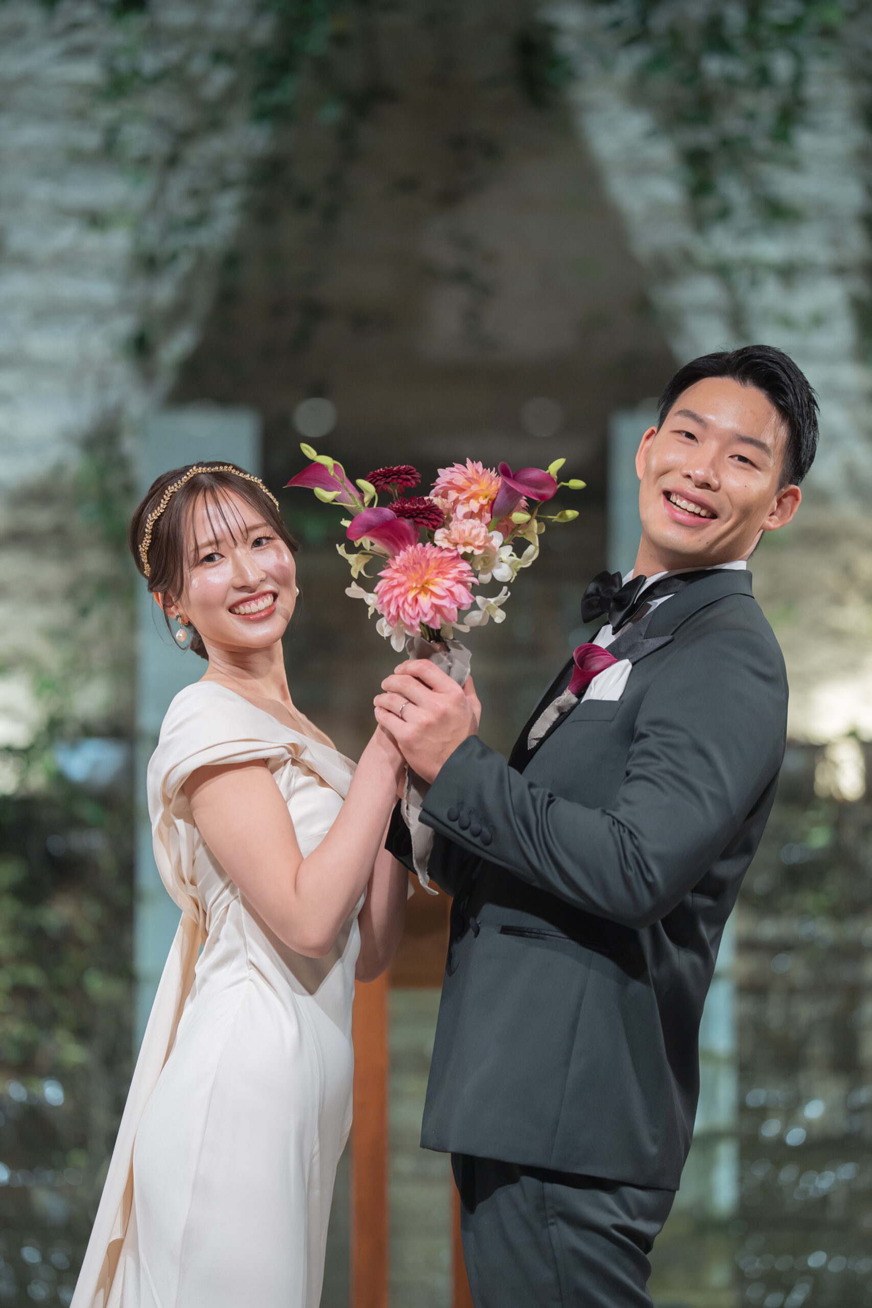 ウィズザスタイルチャペルでフォトウェディングをしているお二人の姿。