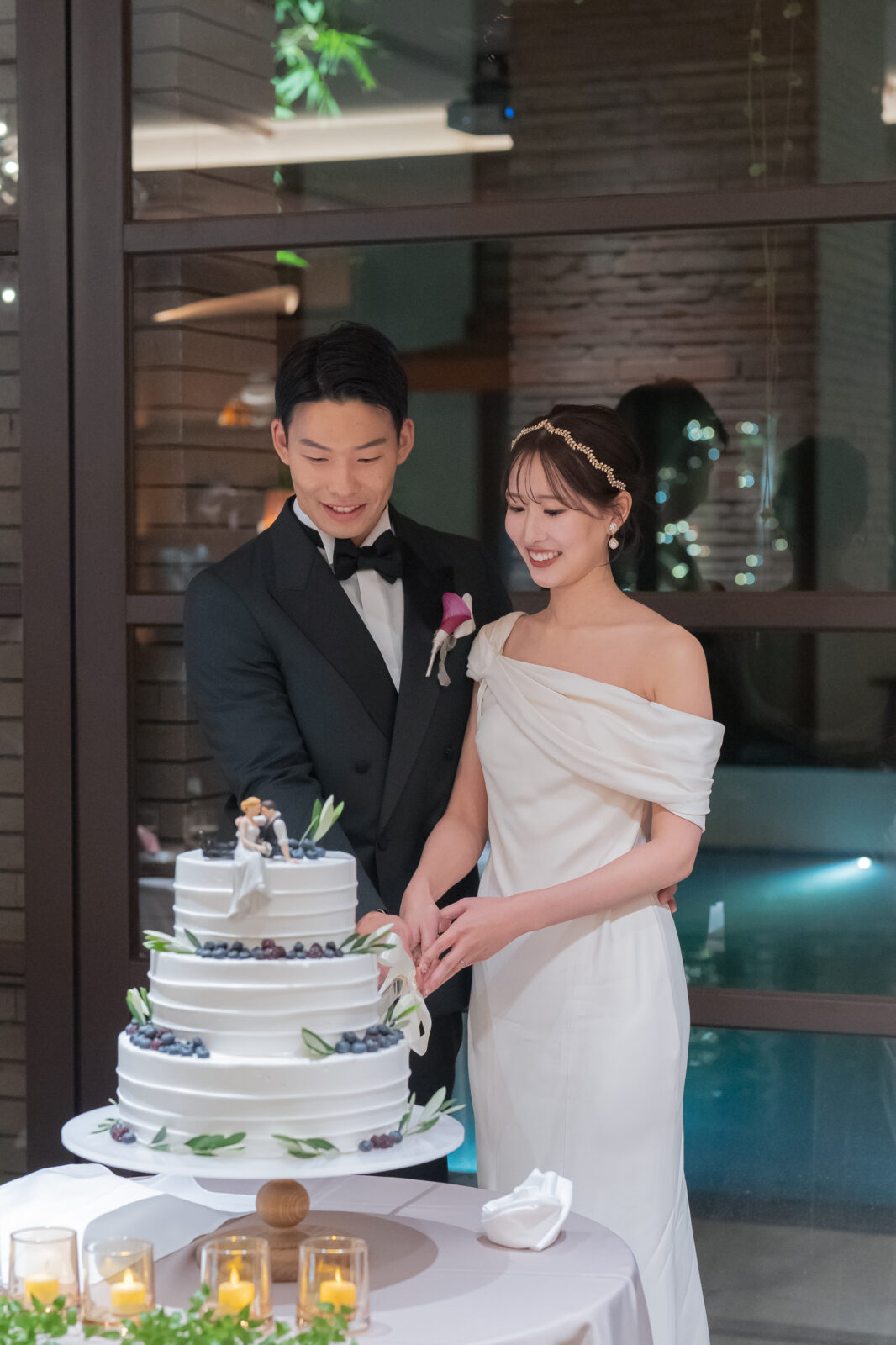 ウィズザスタイルの披露宴会場で、ケーキカットをする新郎新婦。