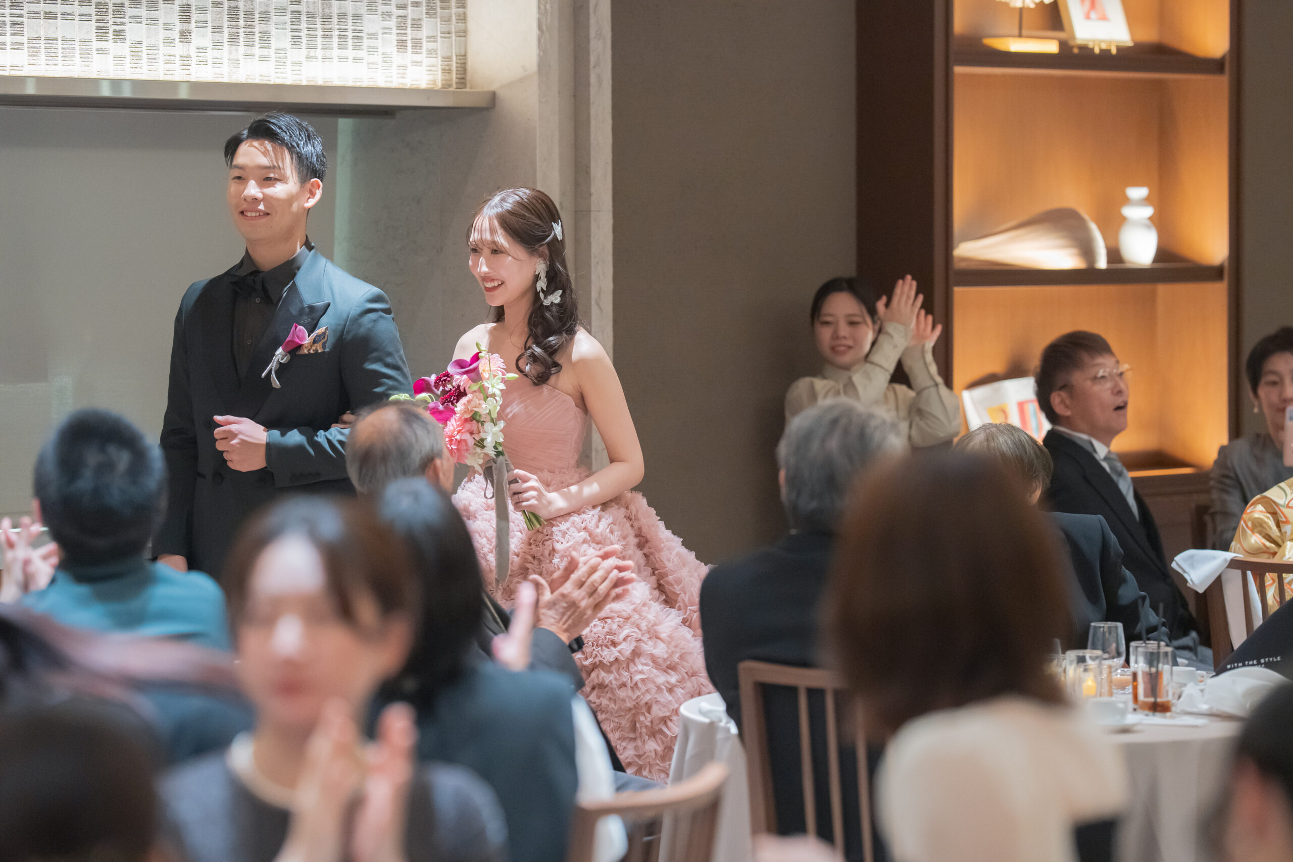 ウィズザスタイルの披露宴会場に入場する新郎新婦。